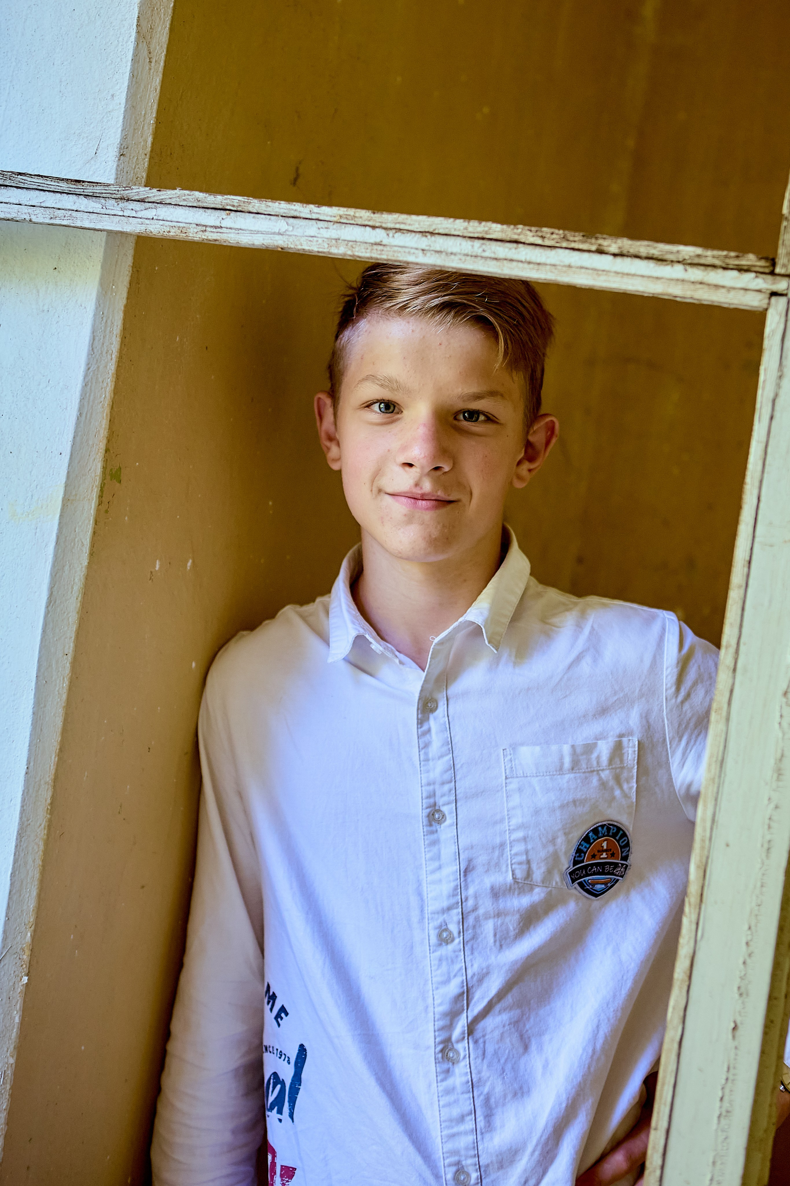 В стиле делового портрета в абстрактной локации