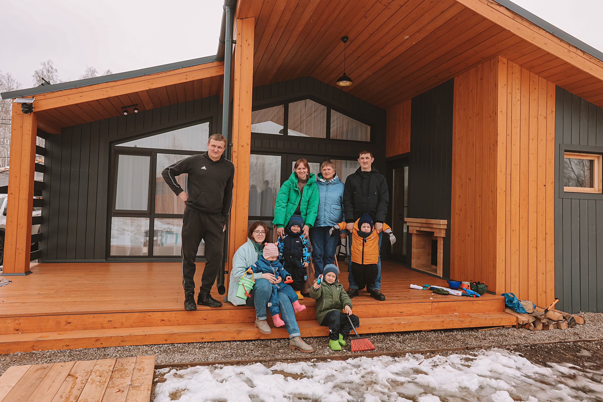 Семейная в домике (репортаж). Семейный фотограф Тюмень, фотограф на роды Салмина Мария