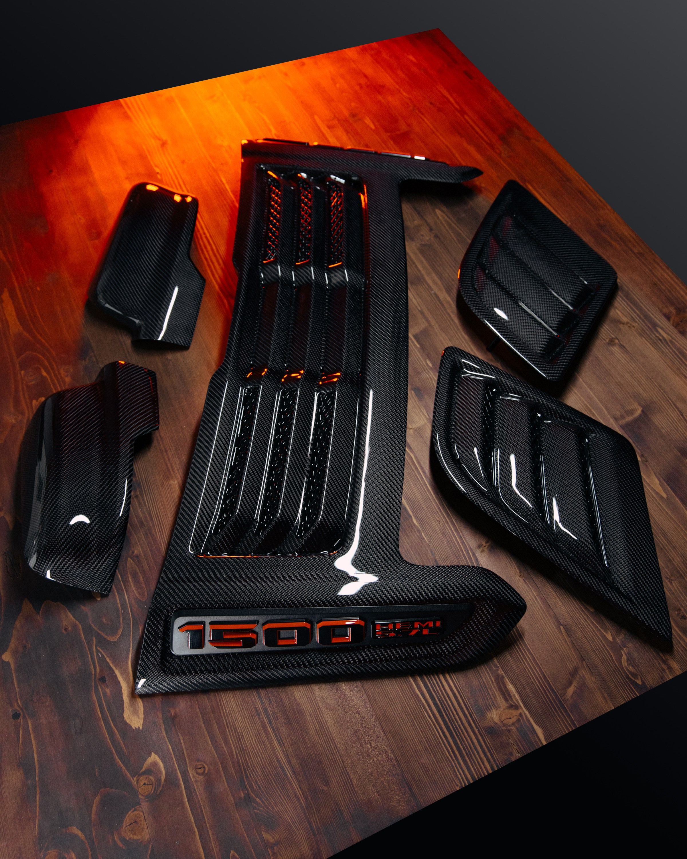 Ram 1500 ламинация карбоном, окрас шильдов, проушин, установка света в решетку. DeLorein