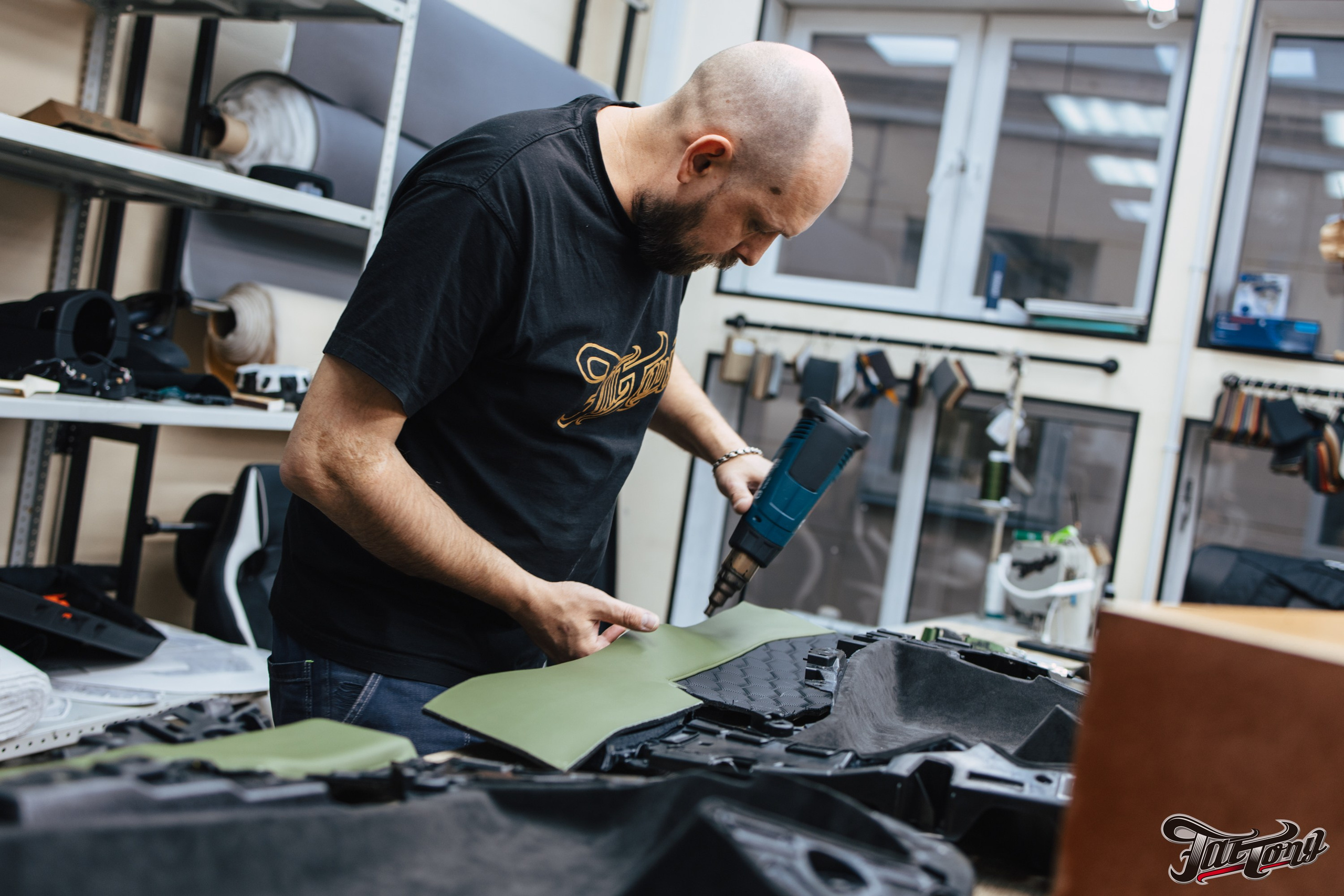 BMW X5M пошив салона в зеленую кожу. DeLorein