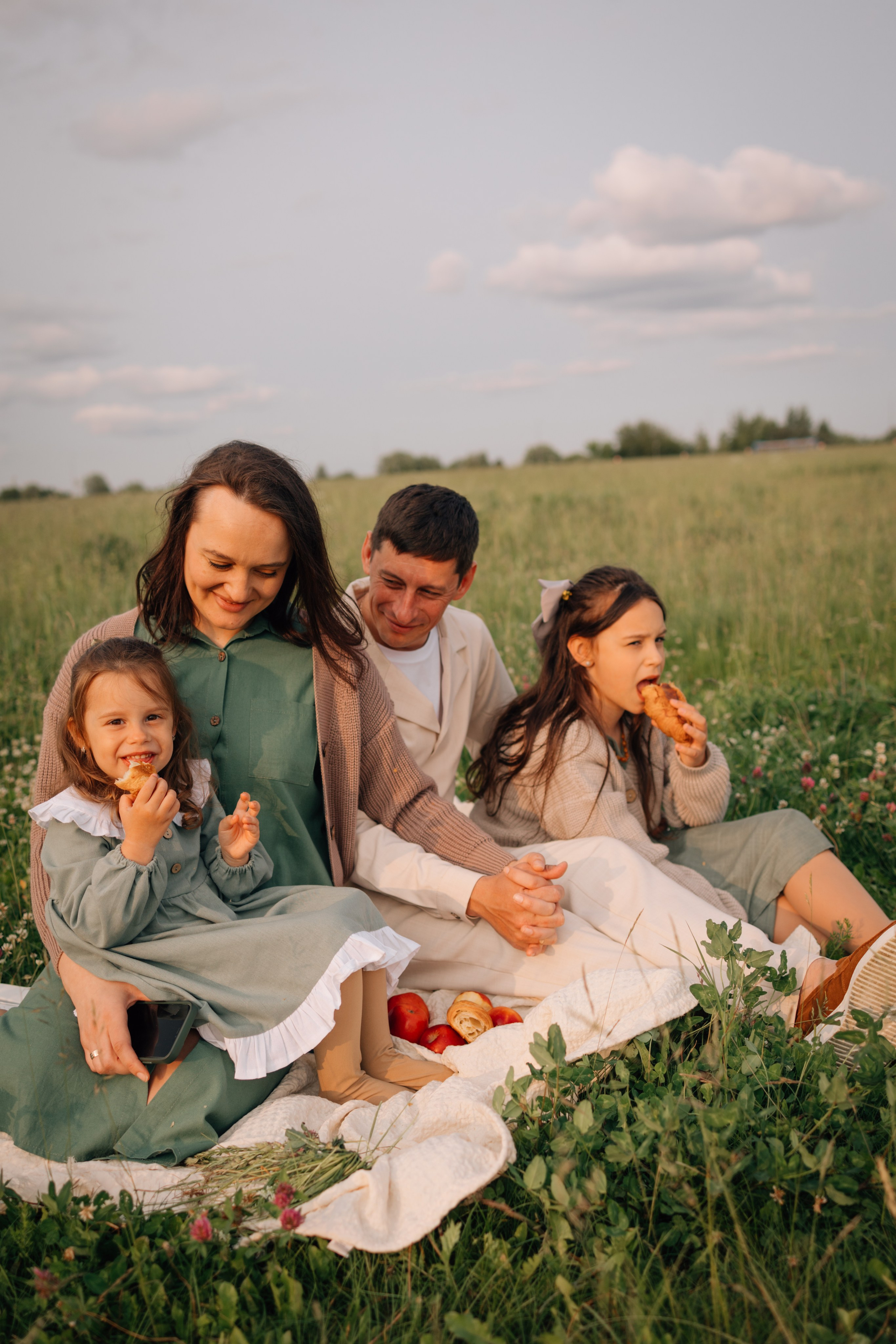 Анна, Марчелло, Настенька и Влада в поле. Фотограф Москва Светлана Кирюшина