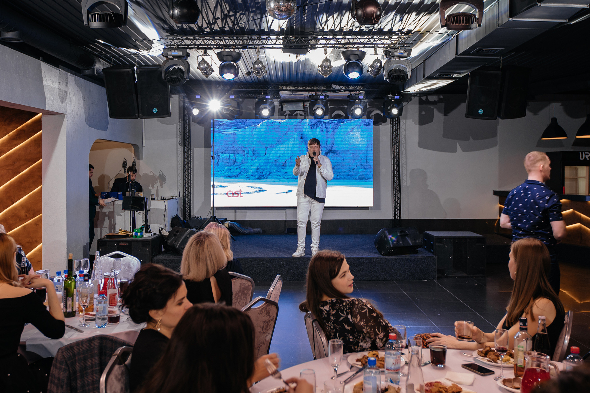 Фотограф на корпоратив. Свадебный репортажный и фуд фотограф в Барнауле Гайфулин Виталий