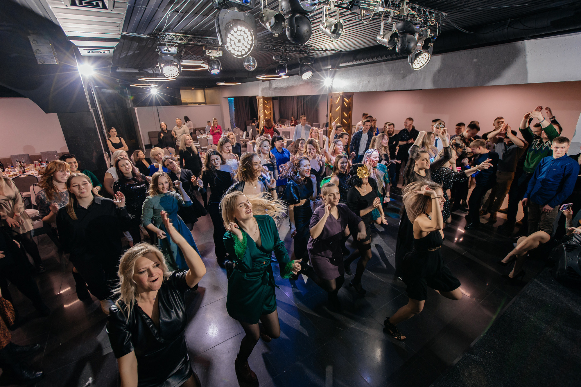 Фотограф на корпоратив. Свадебный репортажный и фуд фотограф в Барнауле Гайфулин Виталий