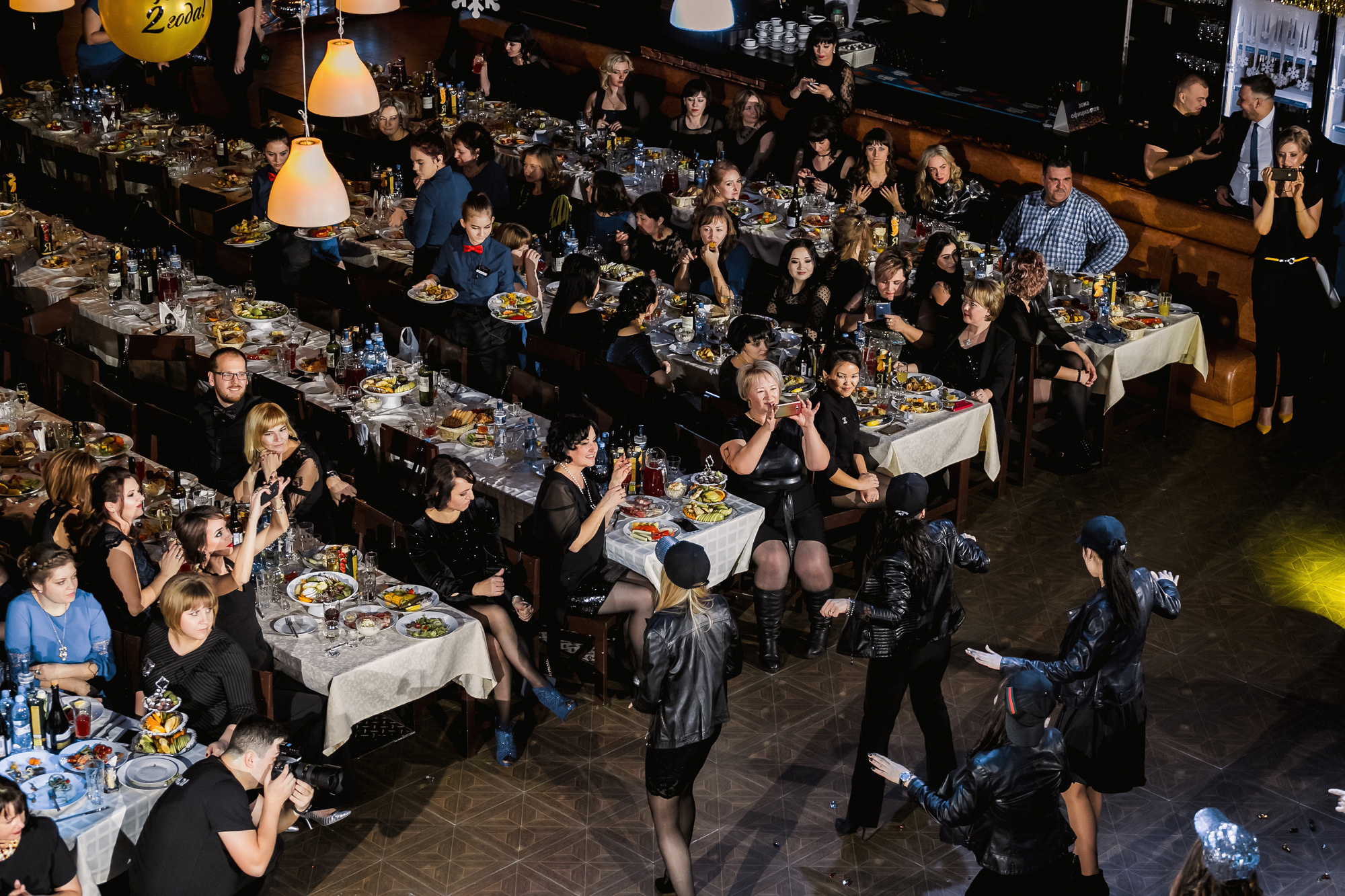 Новогодний корпоратив 300+чел СовкомБанк. Свадебный репортажный и фуд фотограф в Барнауле Гайфулин Виталий