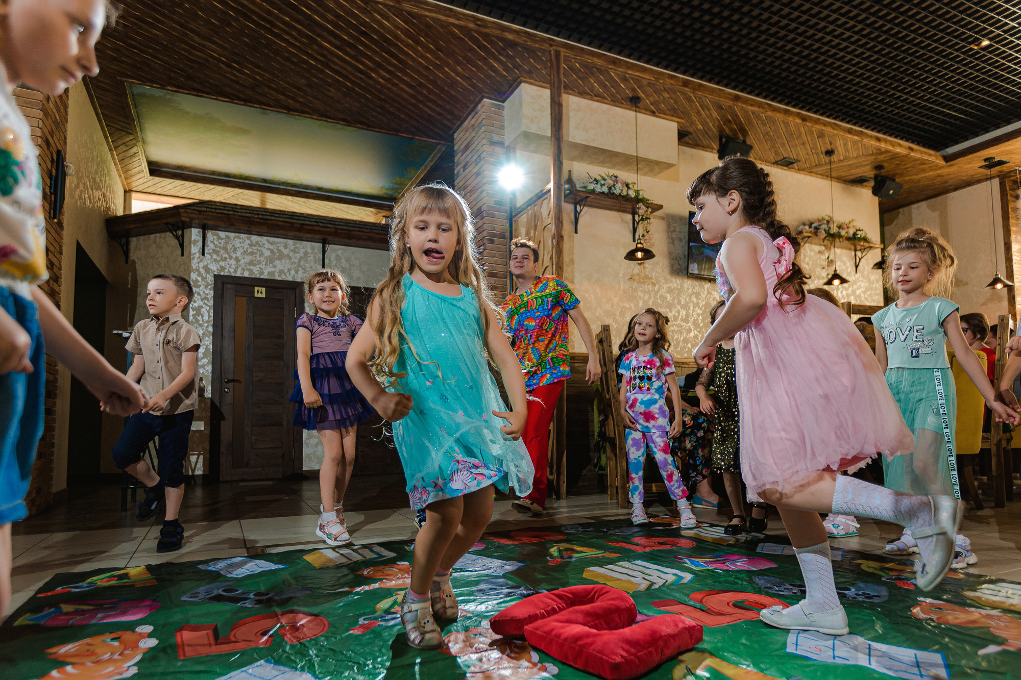 Фотограф на выпускной садик, школа, 1 сентября. Свадебный репортажный и фуд фотограф в Барнауле Гайфулин Виталий