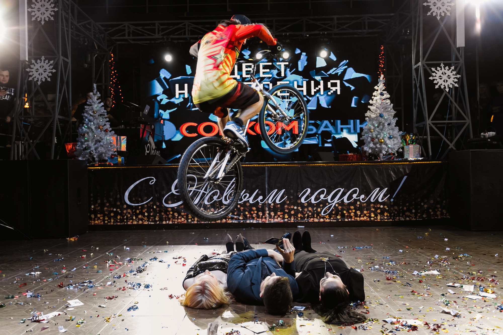 Новогодний корпоратив 300+чел СовкомБанк. Свадебный репортажный и фуд фотограф в Барнауле Гайфулин Виталий