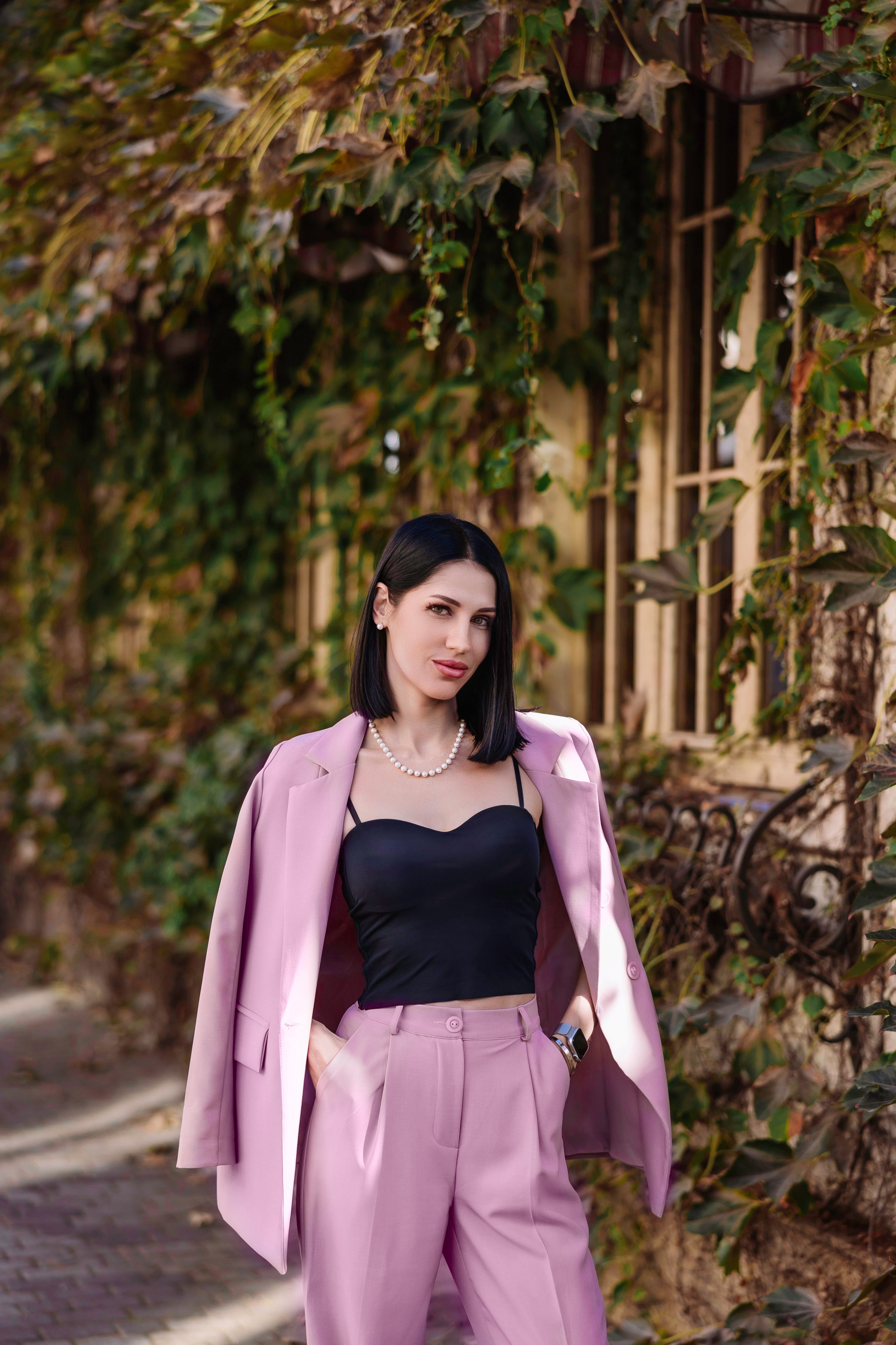 Портрет девушки в розовом костюме на улице