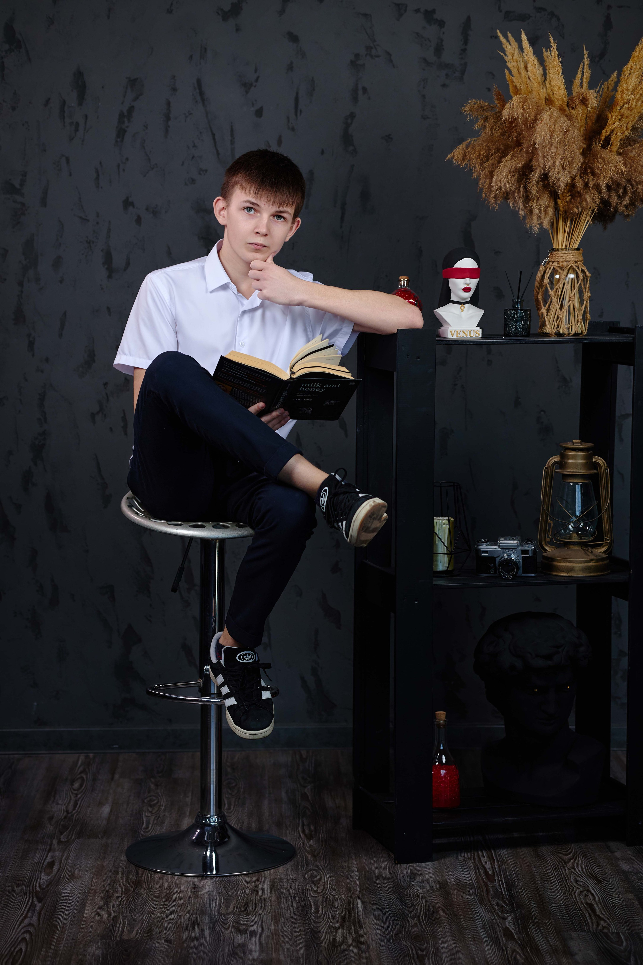 Сьемка выпускного альбома в студии DARK LOFT таганрог. Фотограф Выпускные альбомы Таганрог Сергей Коробченко