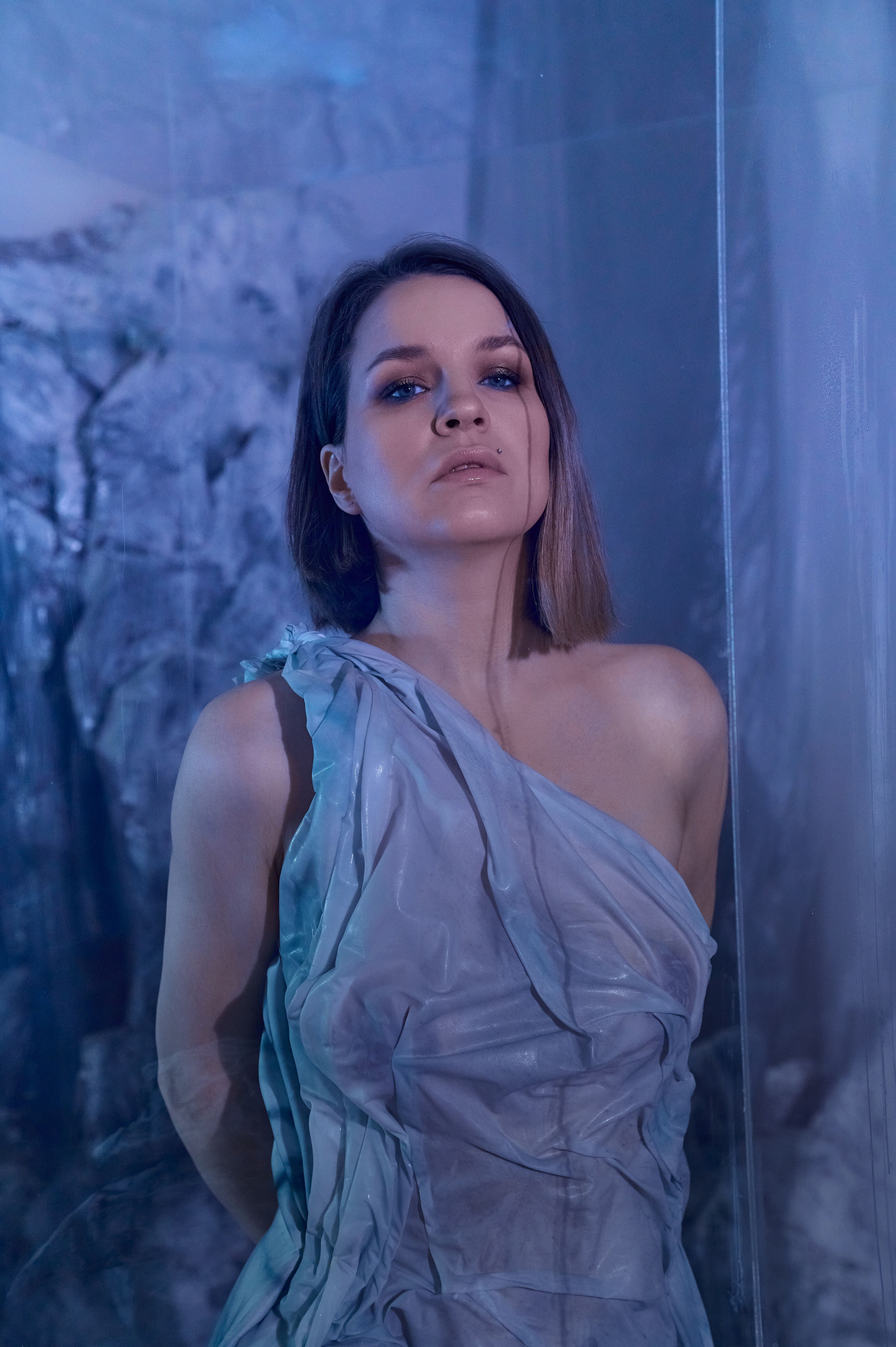 Фотосессия Ксении в декорациях «Лед» со стеклянным кубом