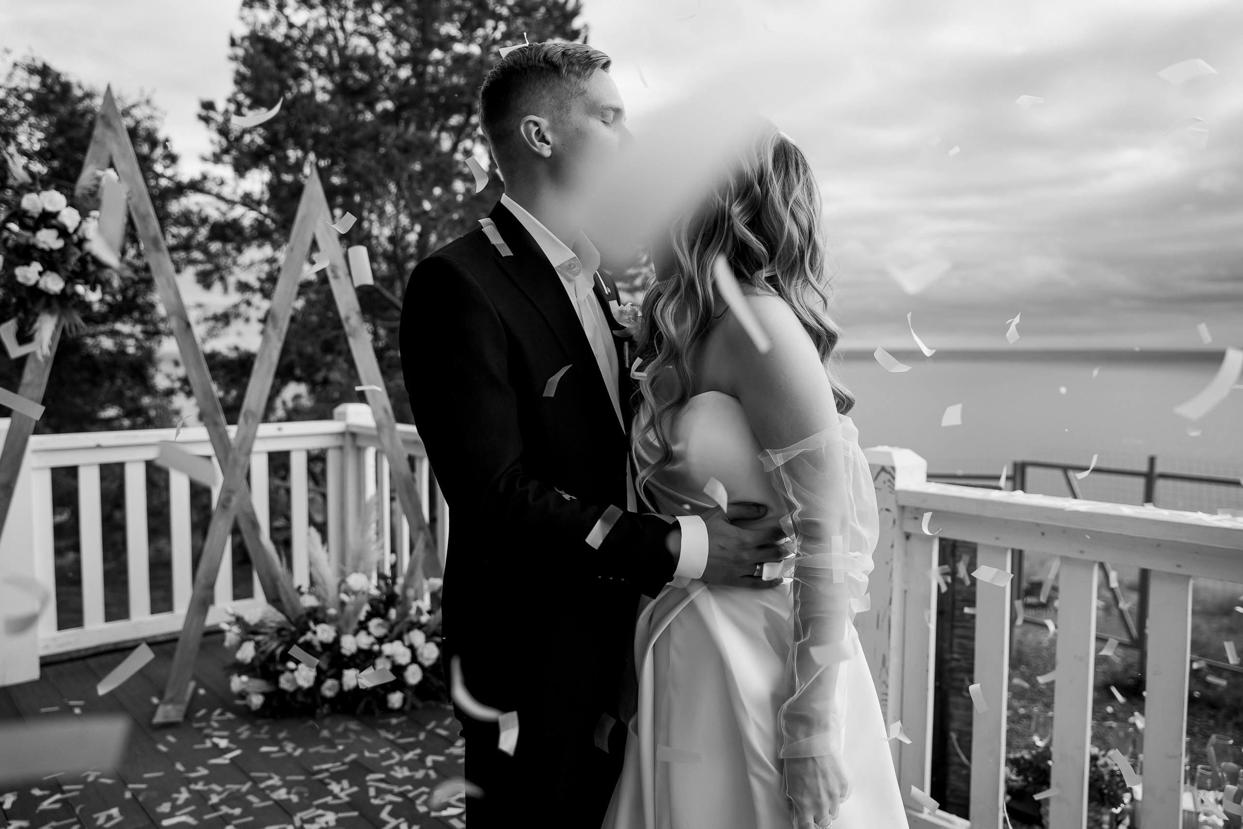 Здравствуйте! Я&nbsp;свадебный фотограф из&nbsp;Ульяновска, работаю в&nbsp;том числе по&nbsp;всей России и&nbsp;с&nbsp;выездом за&nbsp;границу. Снимаю свадьбы, lovestory, корпоративы, светский репортаж. Провожу обучение по&nbsp;фотографии, мастер-классы и&nbsp;воркшопы для других фотографов.