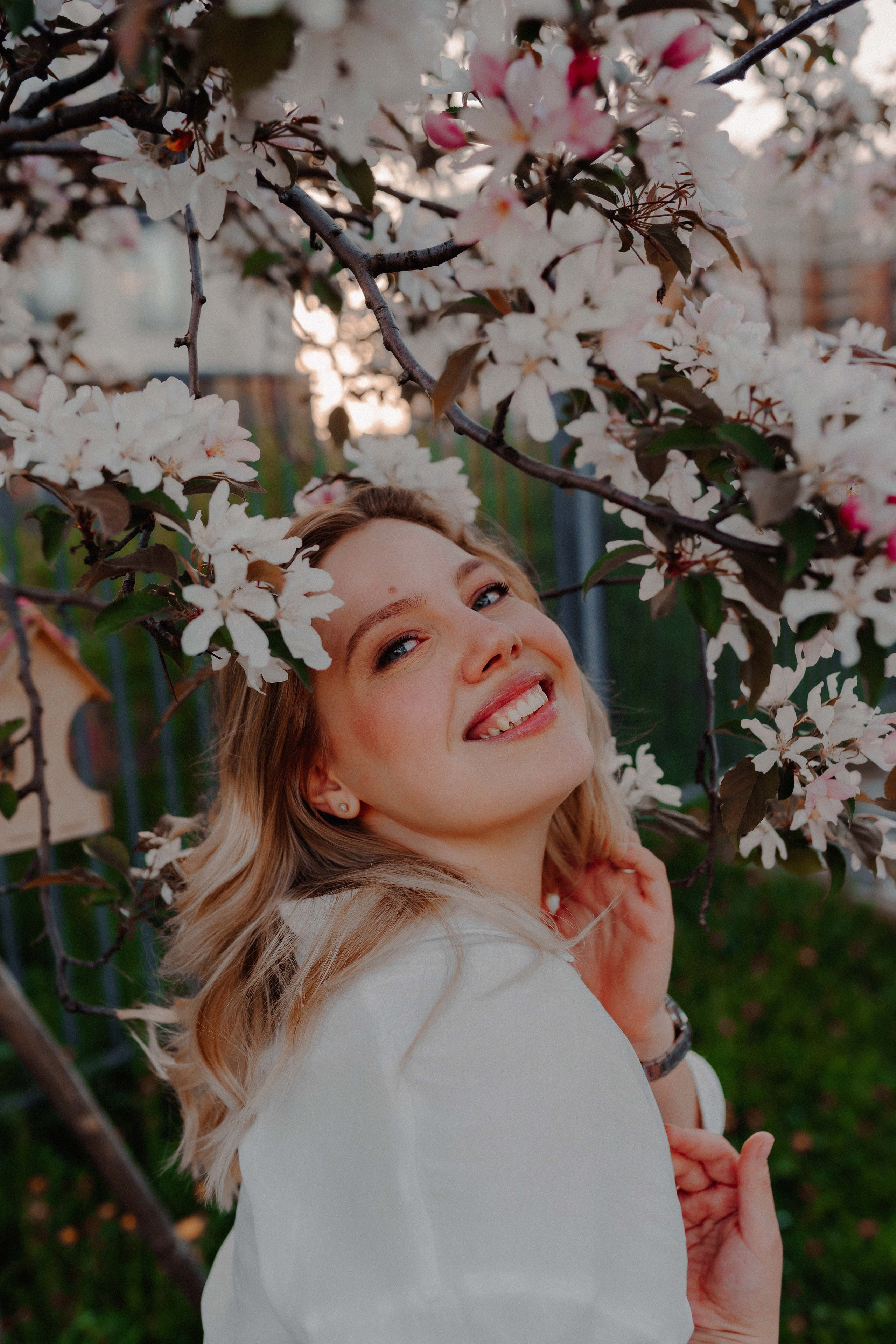 Александра в цветущей яблоне. Семейный и индивидуальный фотограф в Санкт-Петербурге Маргарита Щипкова