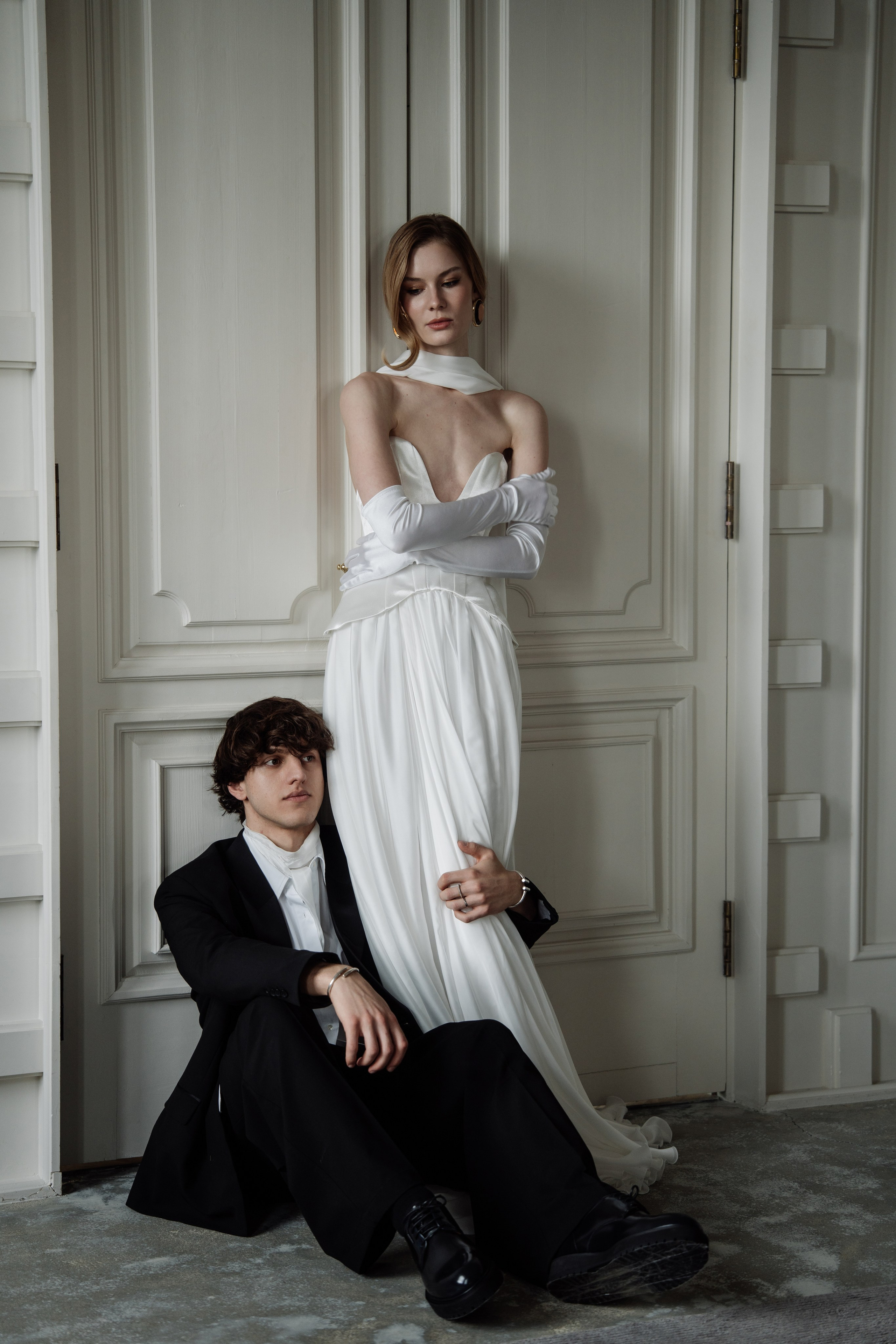 Свадебный фотограф Михайловка — классическая студийная съемка жениха с невестой.