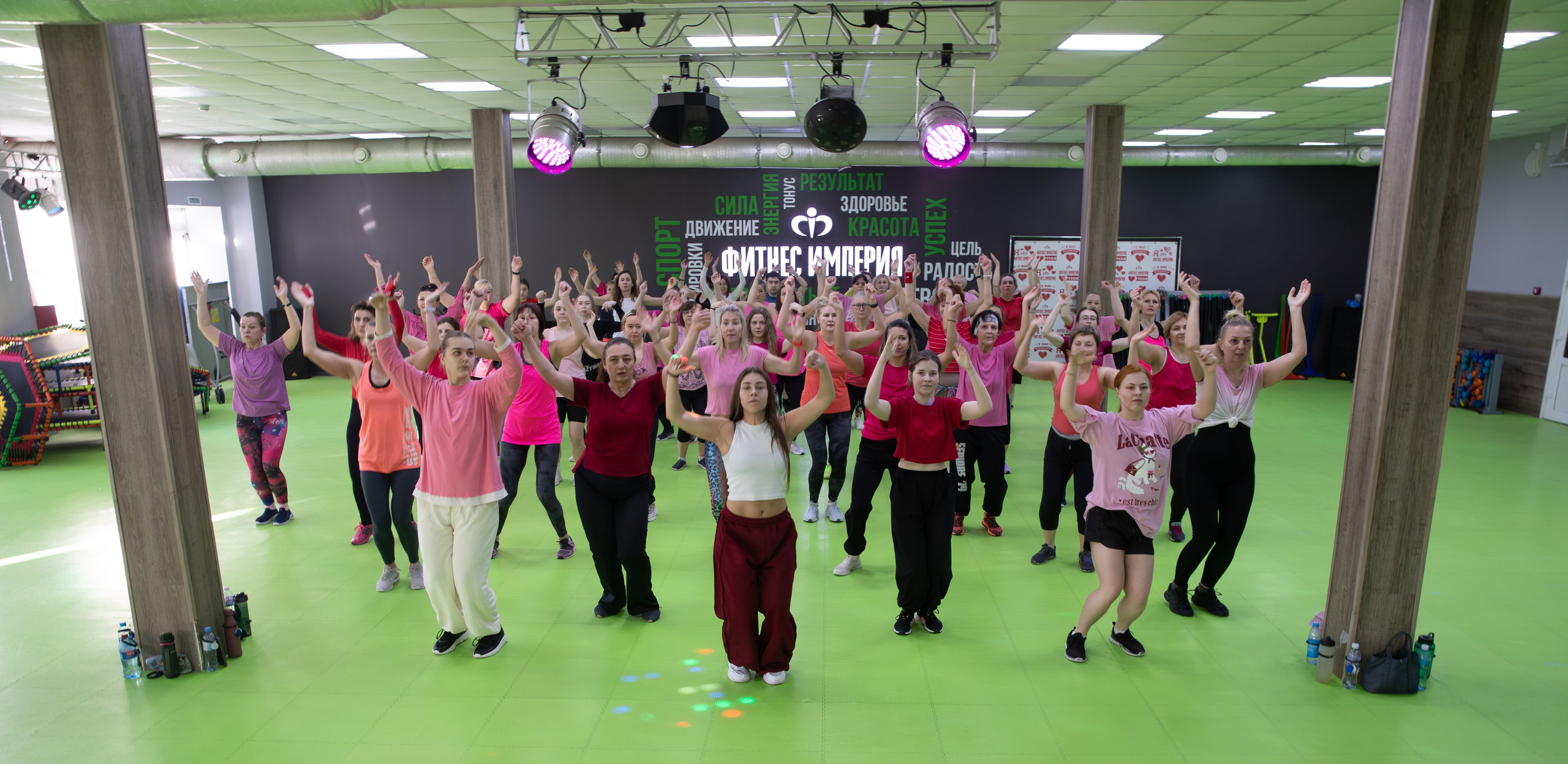 В красных футболках. Портретный фотограф Денис Милютин