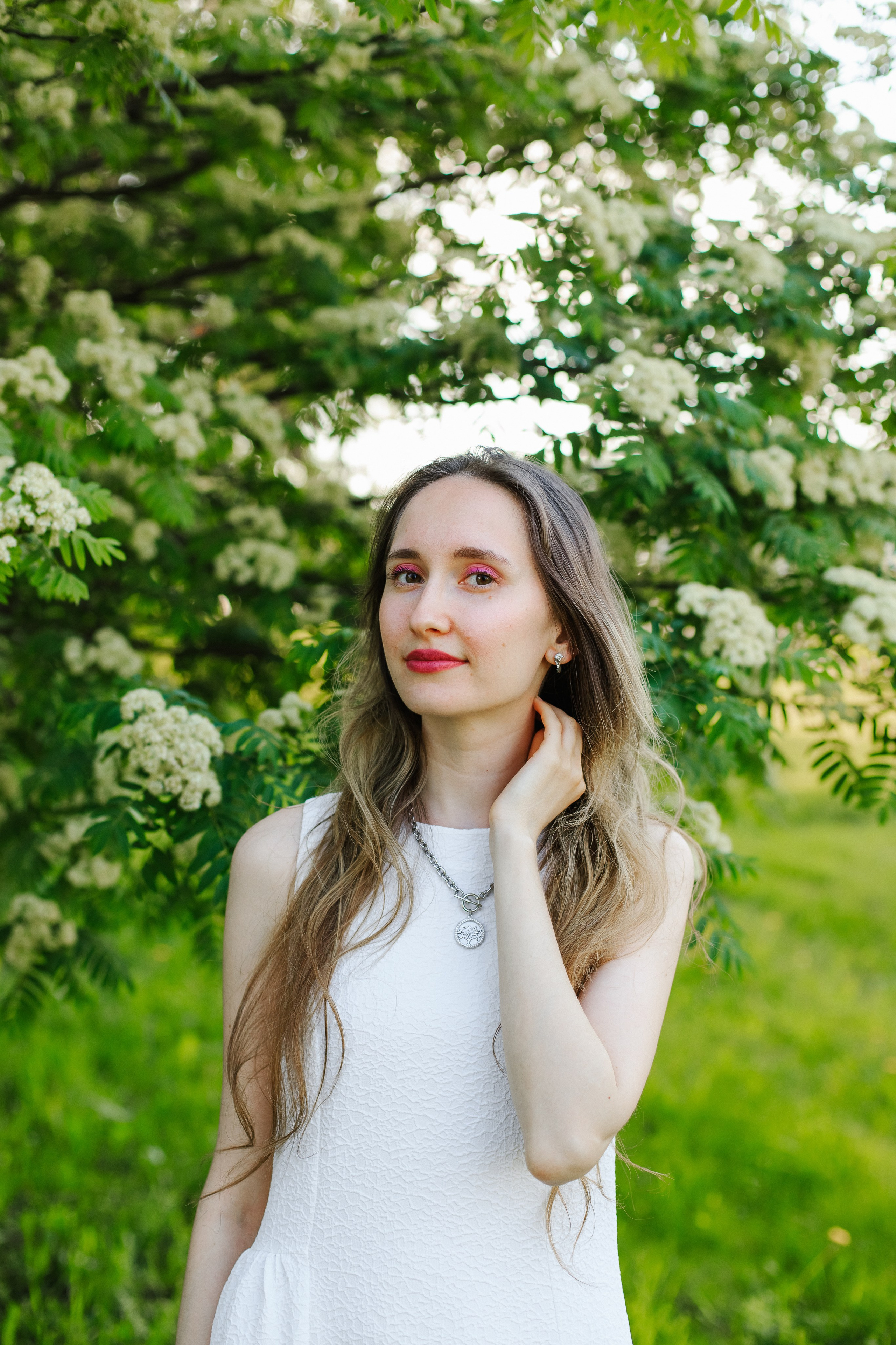 Женская фотосессия в цветении. Контентный фотограф в Перми Натали Кытманова