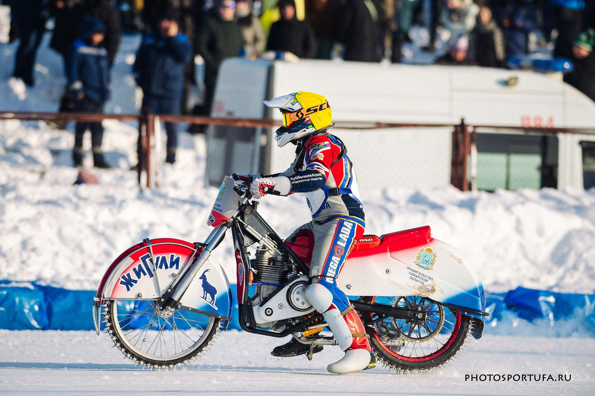 Мотогонку на льду. Спортивный фотограф в Уфе Евгений Буров