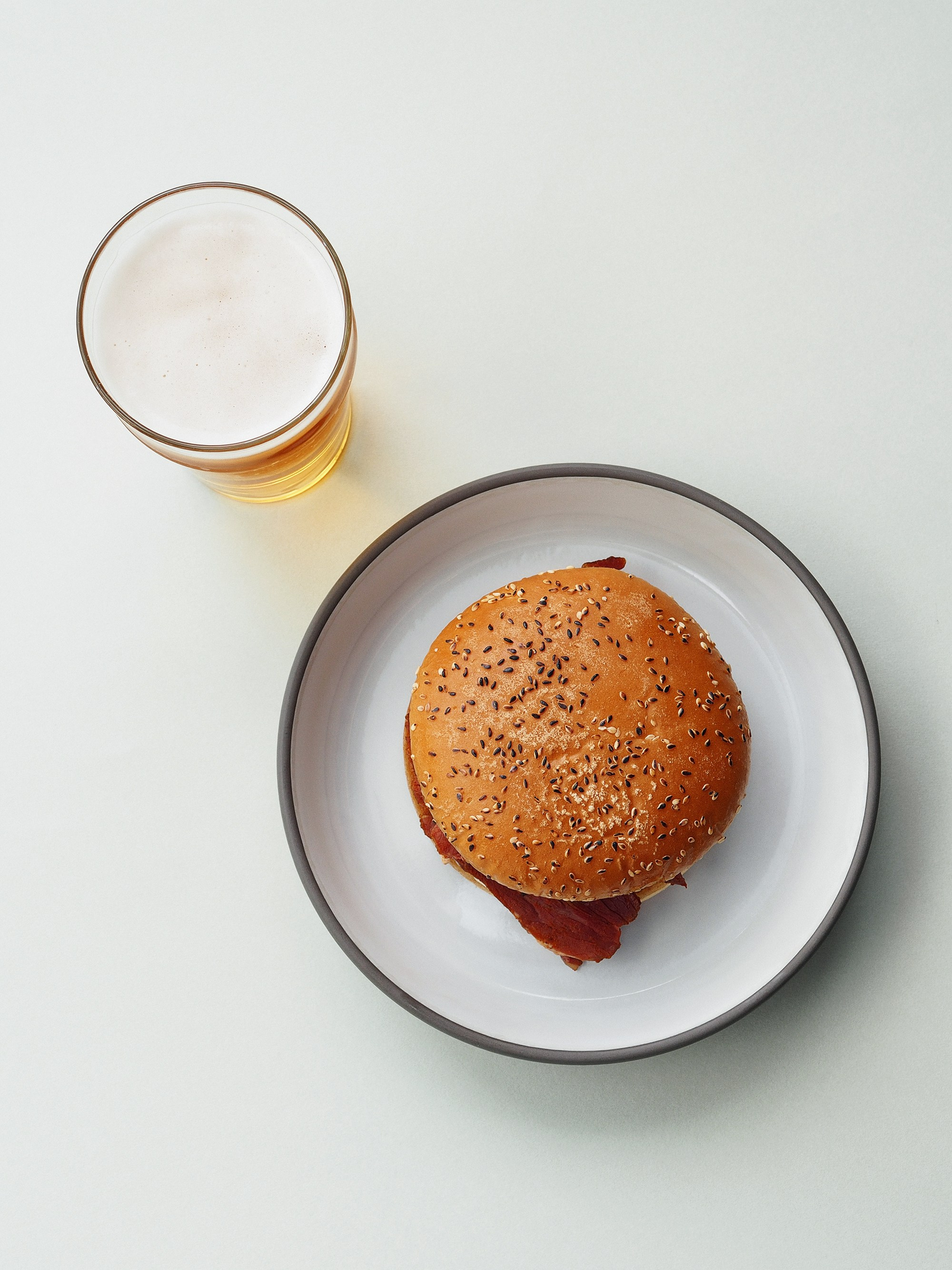 бургер с пастрами и пиво