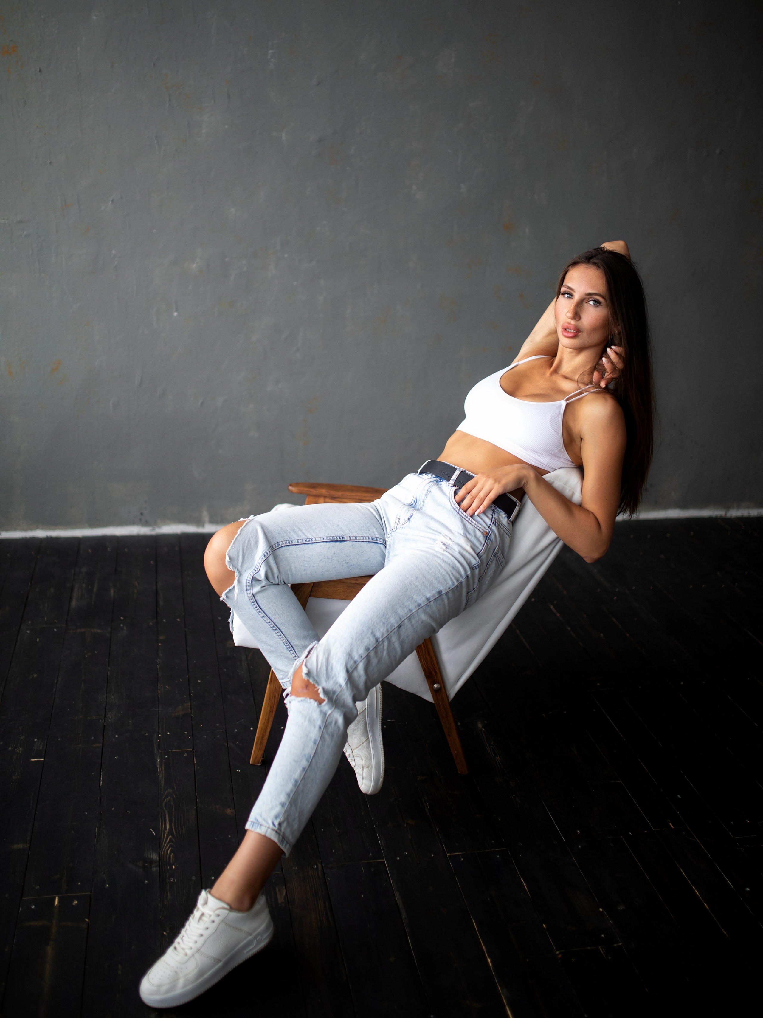 Съемка с Викторией в студии с минимальным интерьером в формате для «себя»