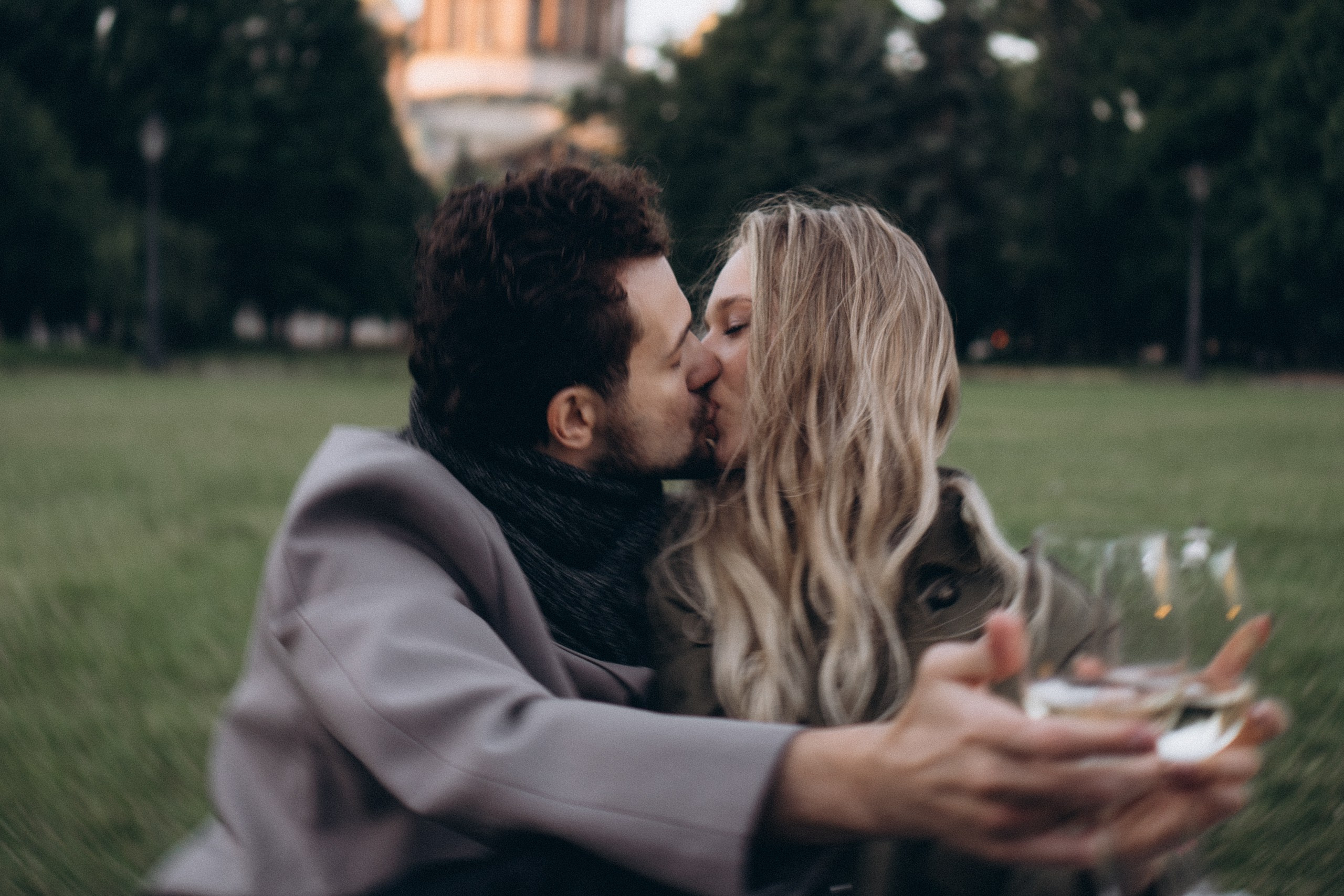 СВАДЕБНАЯ СЬЕМКА ПАРЫ НА РАССВЕТЕ В БЕЛЫЕ НОЧИ И ПРОГУЛКА С РАЗВОДНЫМИ МОСТАМИ И ПИКНИК ВОЗЛЕ ИСАКИЕВСКОГО СОБОРА. Профессиональный фотограф, Санкт-Петербург — Виктория Богомолова