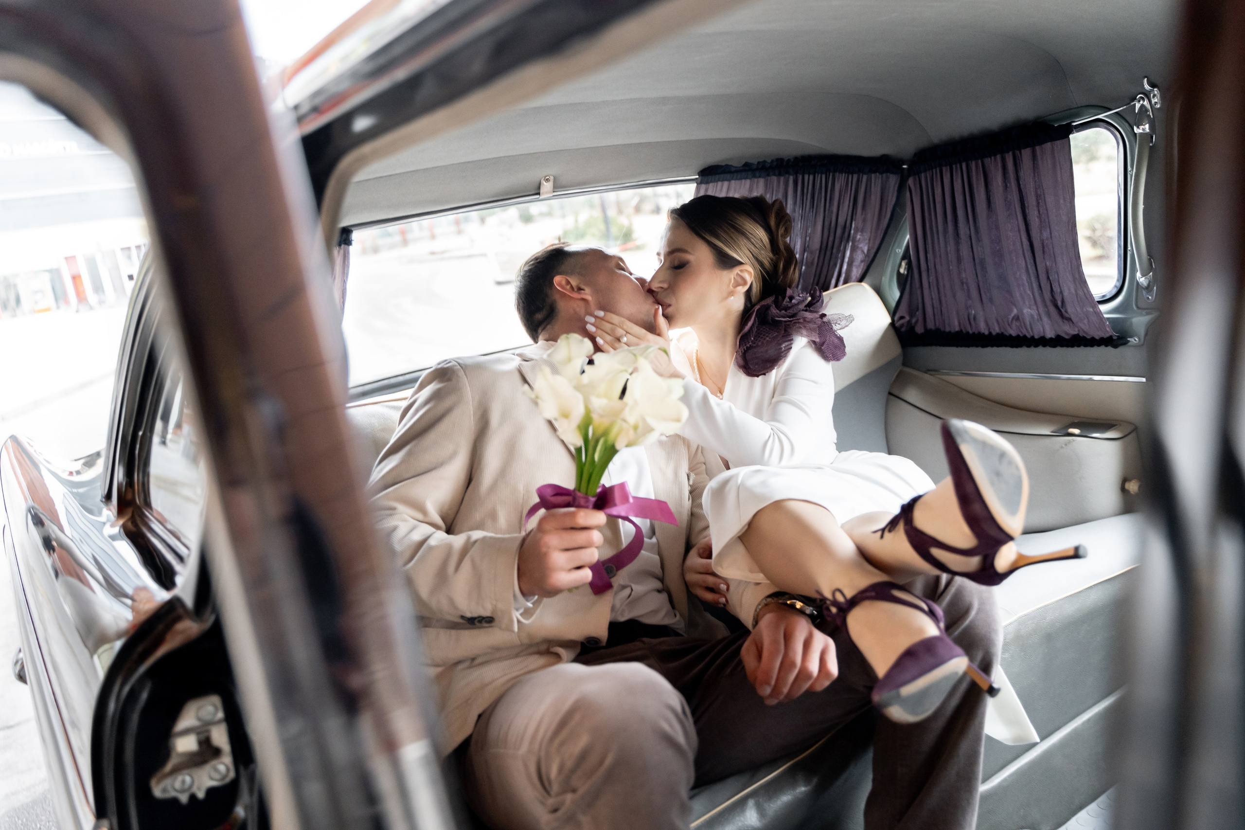 Свадебный фотограф в Москве. Свадебный фотограф Видное, Бутово, Домодедово, Щербинка, Царицыно. Свадебная фотосессия и сборы невесты в отеле Soluxe. Регистрация брака во дворце бракосочетания ВДНХ. Свадьба на ВДНХ. Свадебная фотосессия с ретро автомобилем Чайка. 