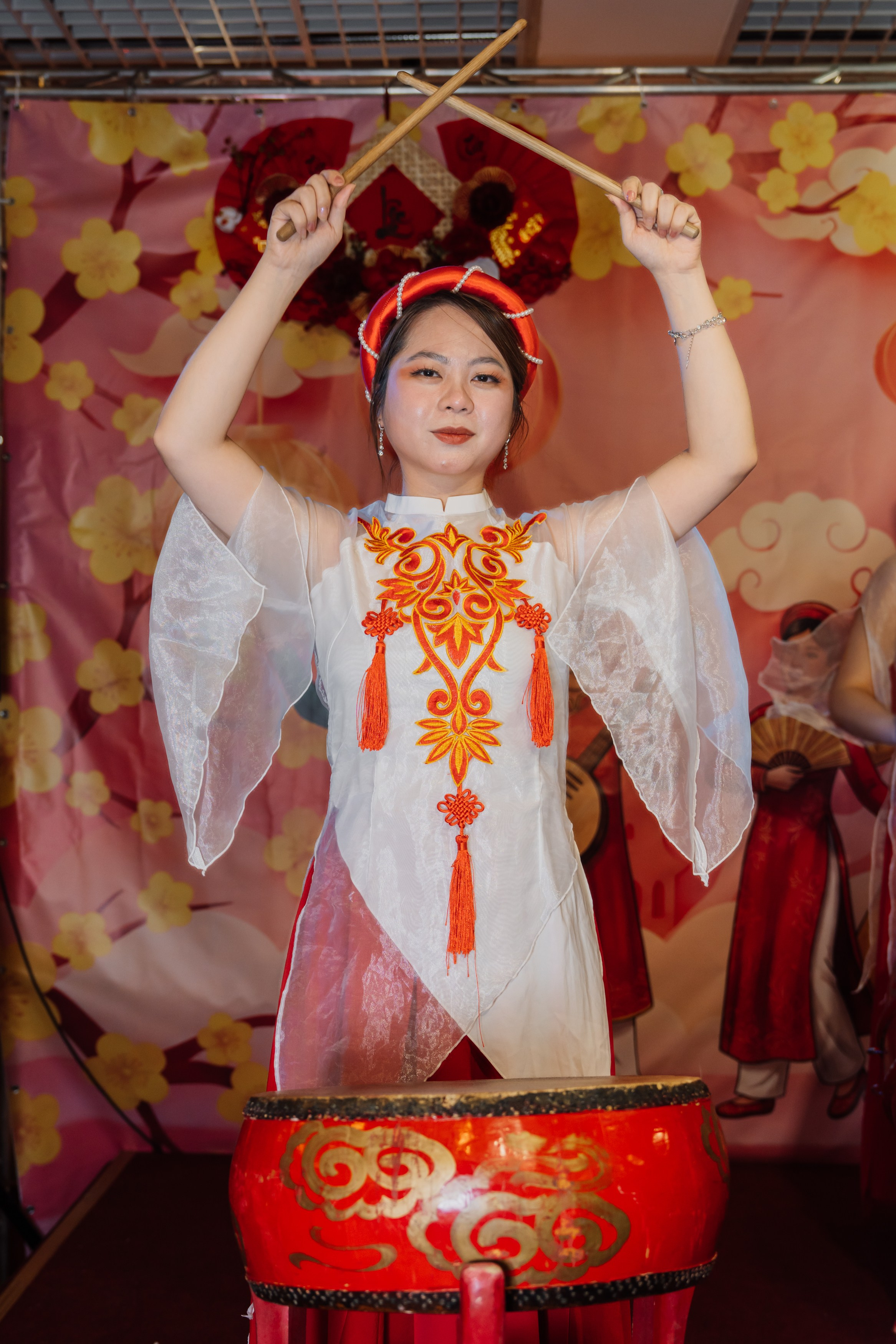 вьетнамская девушка играет на музыкальном инструменте