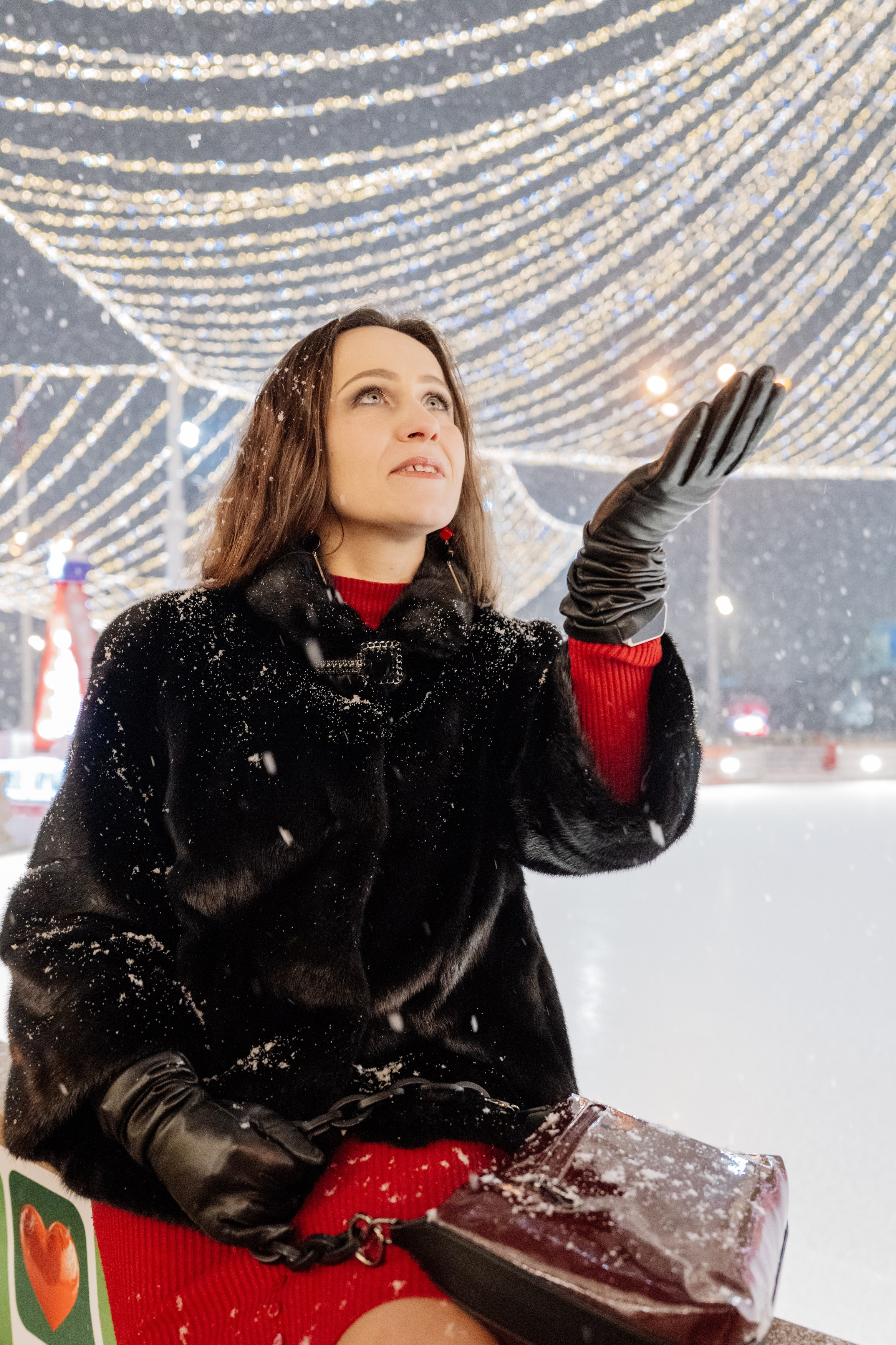 новогодняя фотосессия девушки на фоне новогодней ёлки