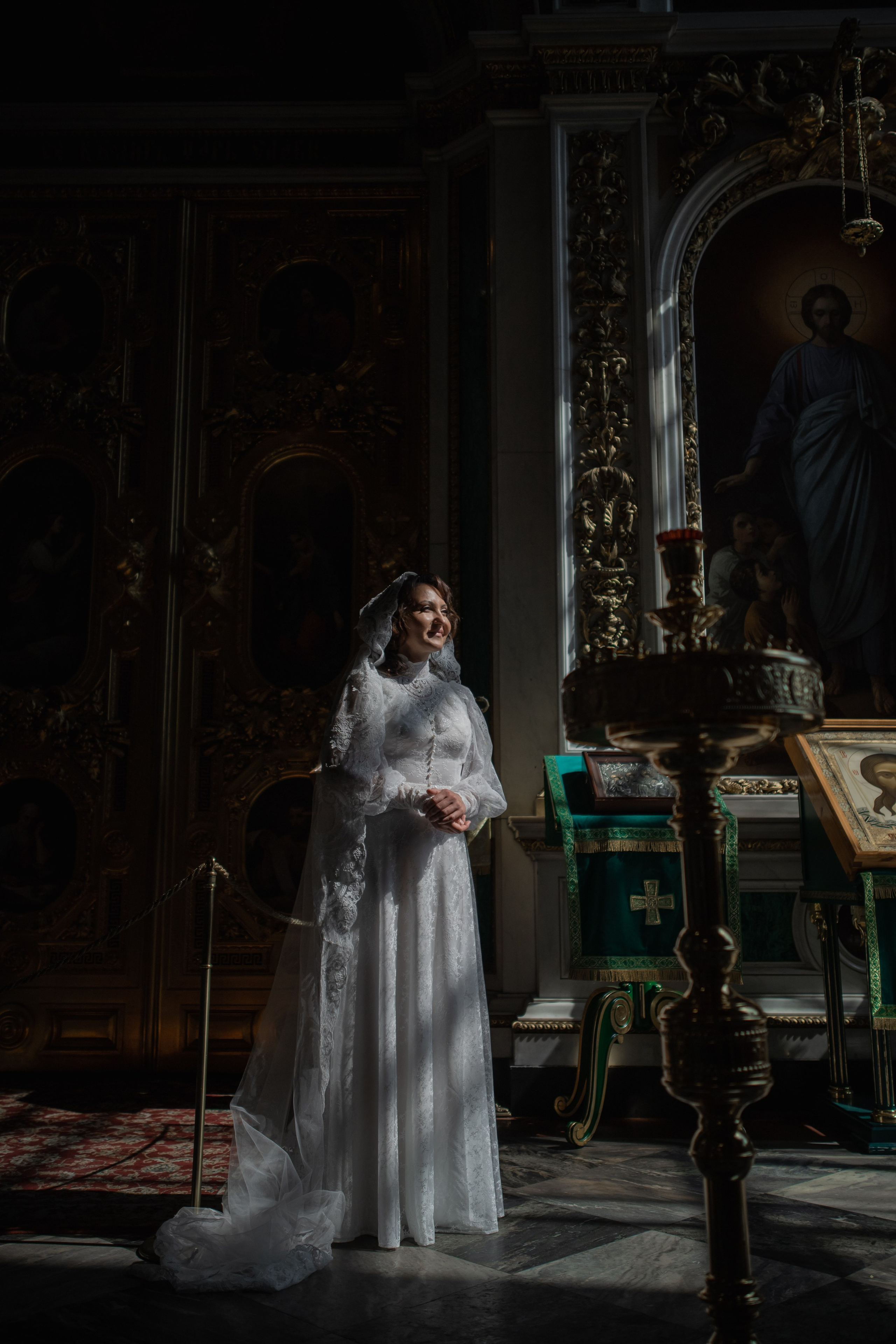 невеста в лучах солнечного света в Исаакиевском соборе