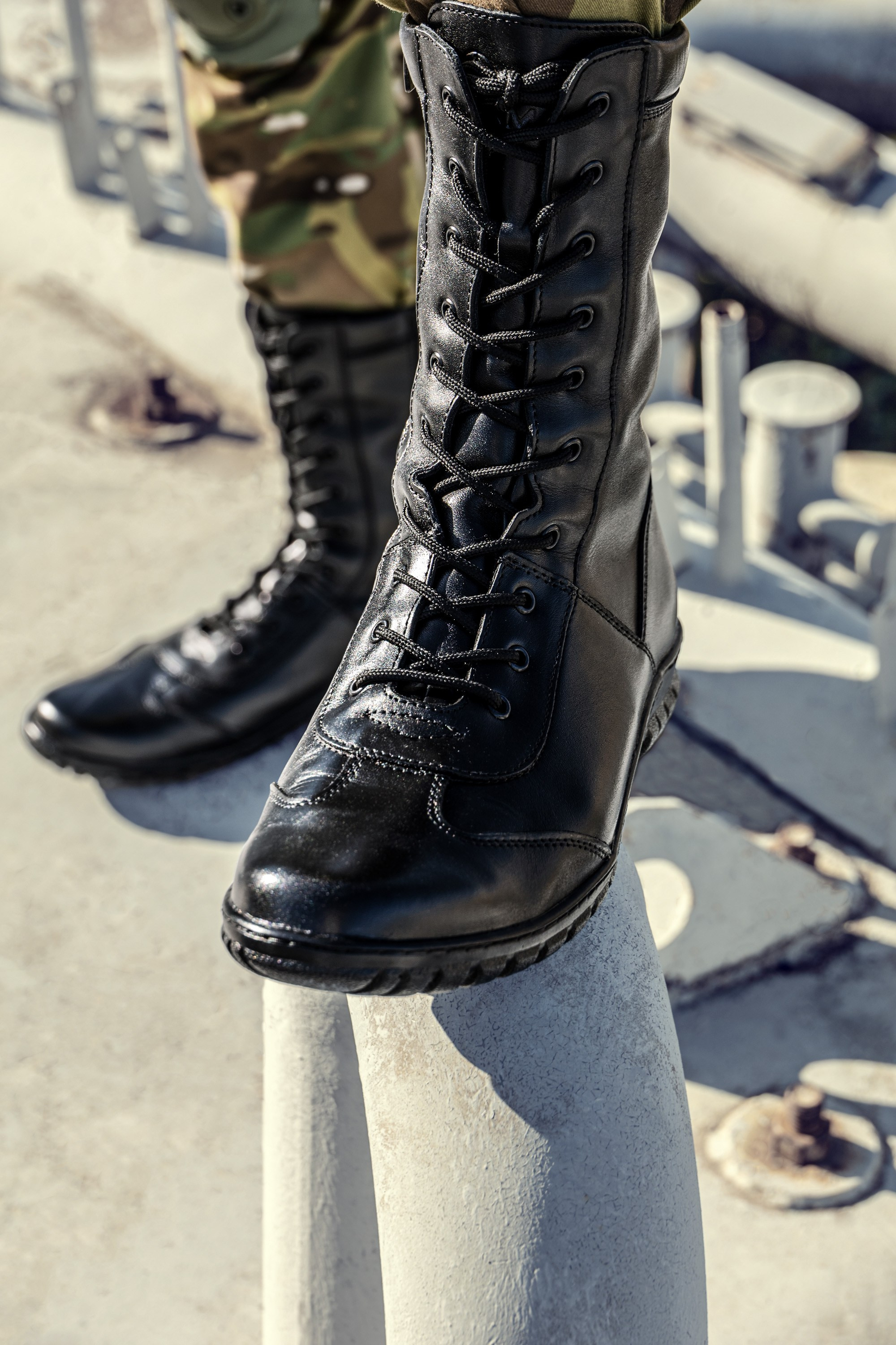 Мужчина в камуфляже в берцах анфас | Фото для военного магазина