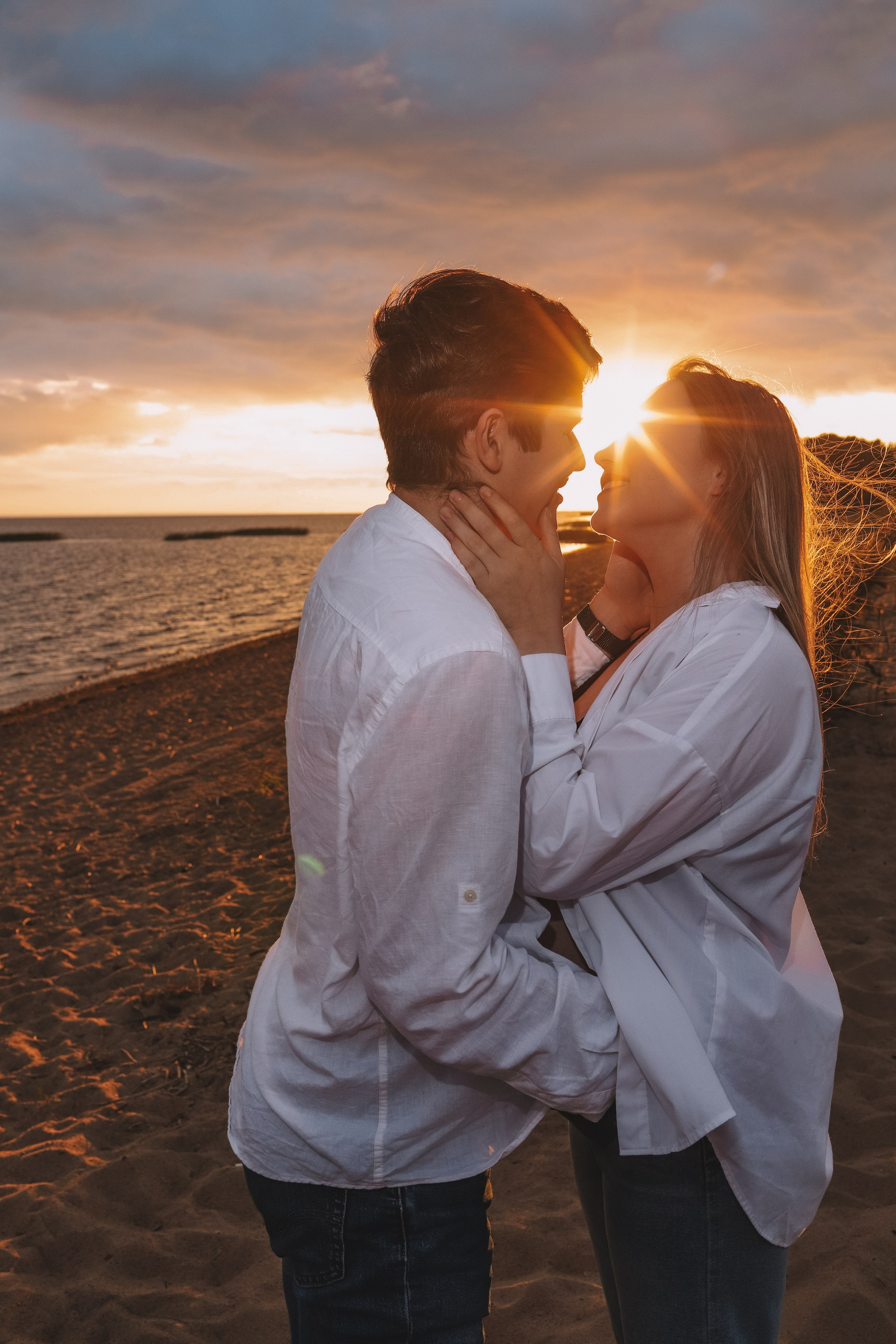 Пара смотрит друг на друга на закате, портрет