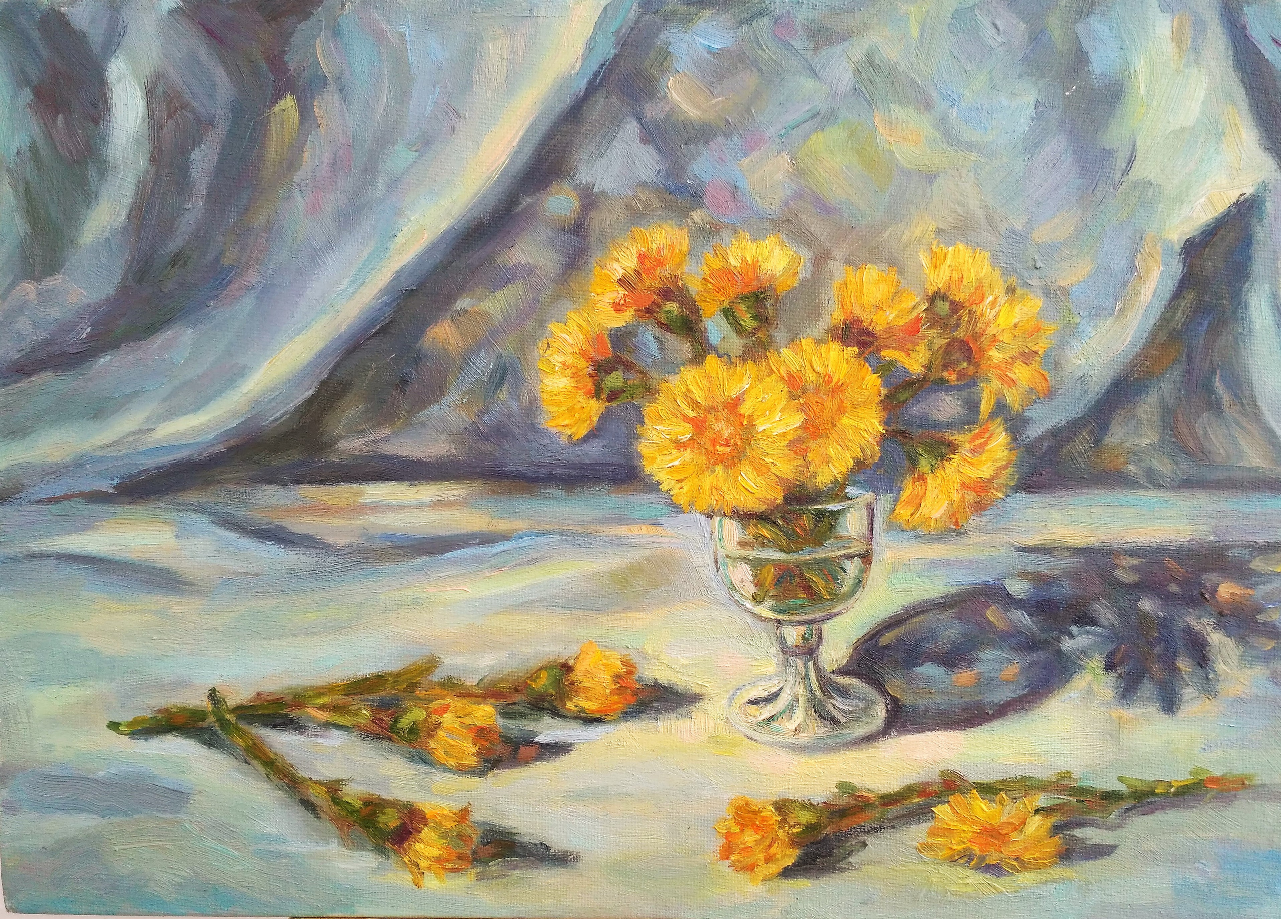 Картина маслом - Цветы мать-и-мачехи на голубом фоне