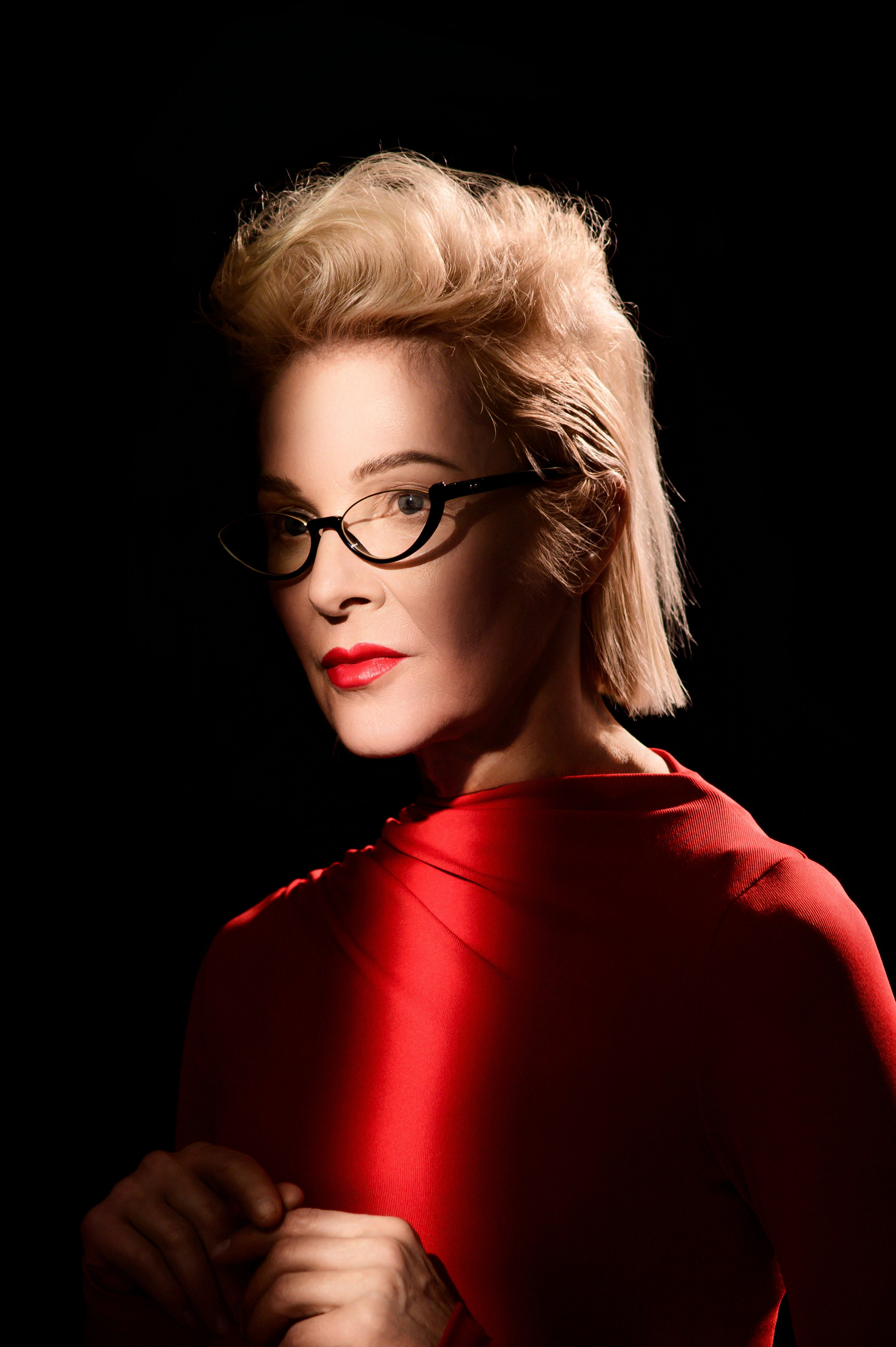 Фэшн-портрет модели в красном образе на тёмном фоне в студии Москвы — профессиональная студийная съёмка