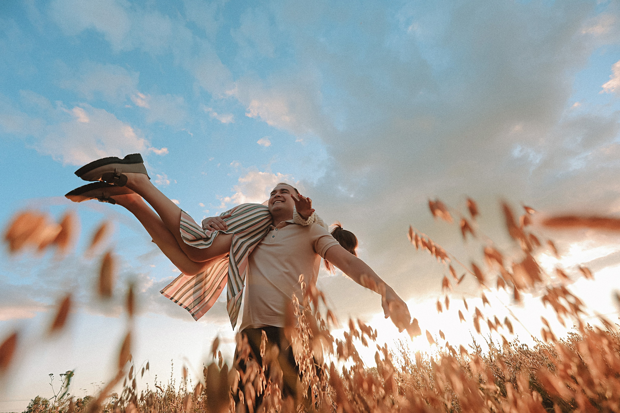 Поле love story на закате. Семейный фотограф Тюмень, фотограф на роды Салмина Мария