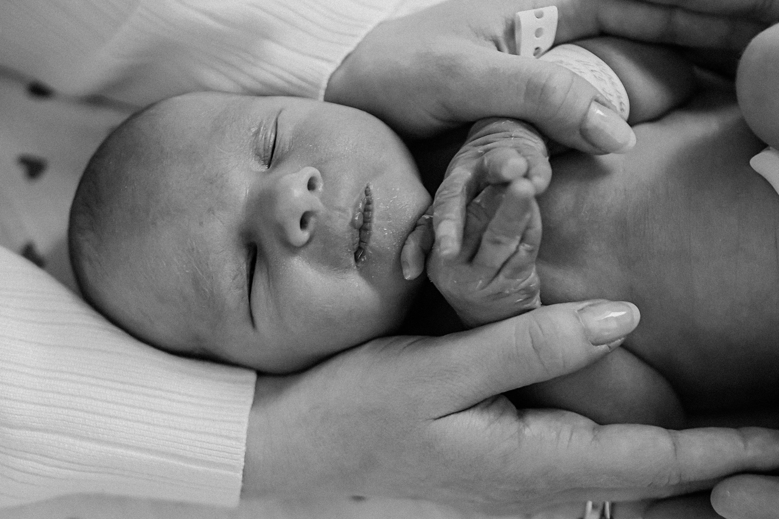 Выписка палата+внизу ПЦЭ. Семейный фотограф Тюмень, фотограф на роды Салмина Мария