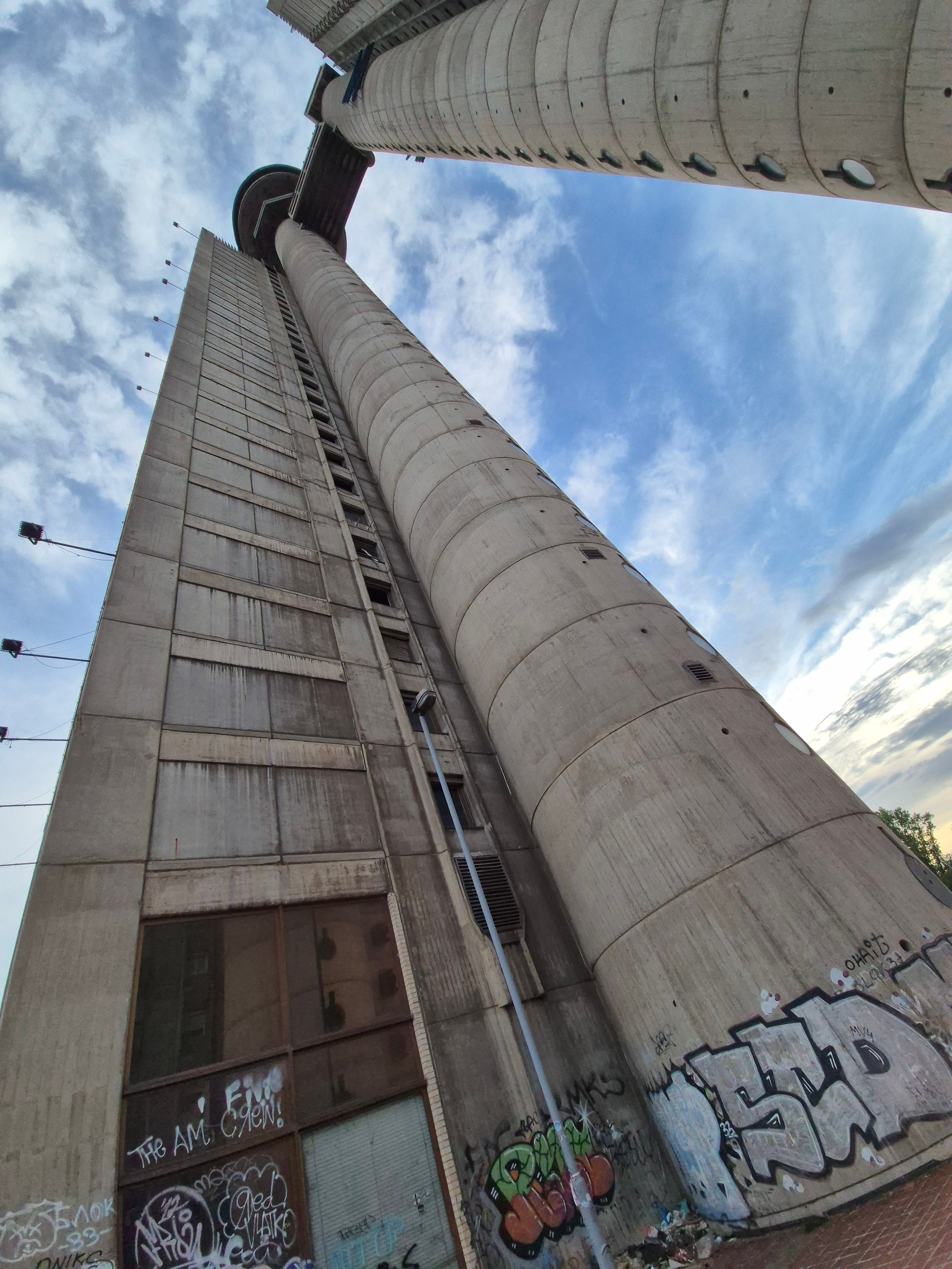 Построено в 1980 году в стиле брутализма (родившаяся в Англии, ветвь послевоенного модернизма). Здание состоит из двух башен, соединённых двухэтажным мостом. На вершине имеется вращающийся ресторан (не работает с 1999 года). Высота здания — 115 м (с антенной - 135 м). 