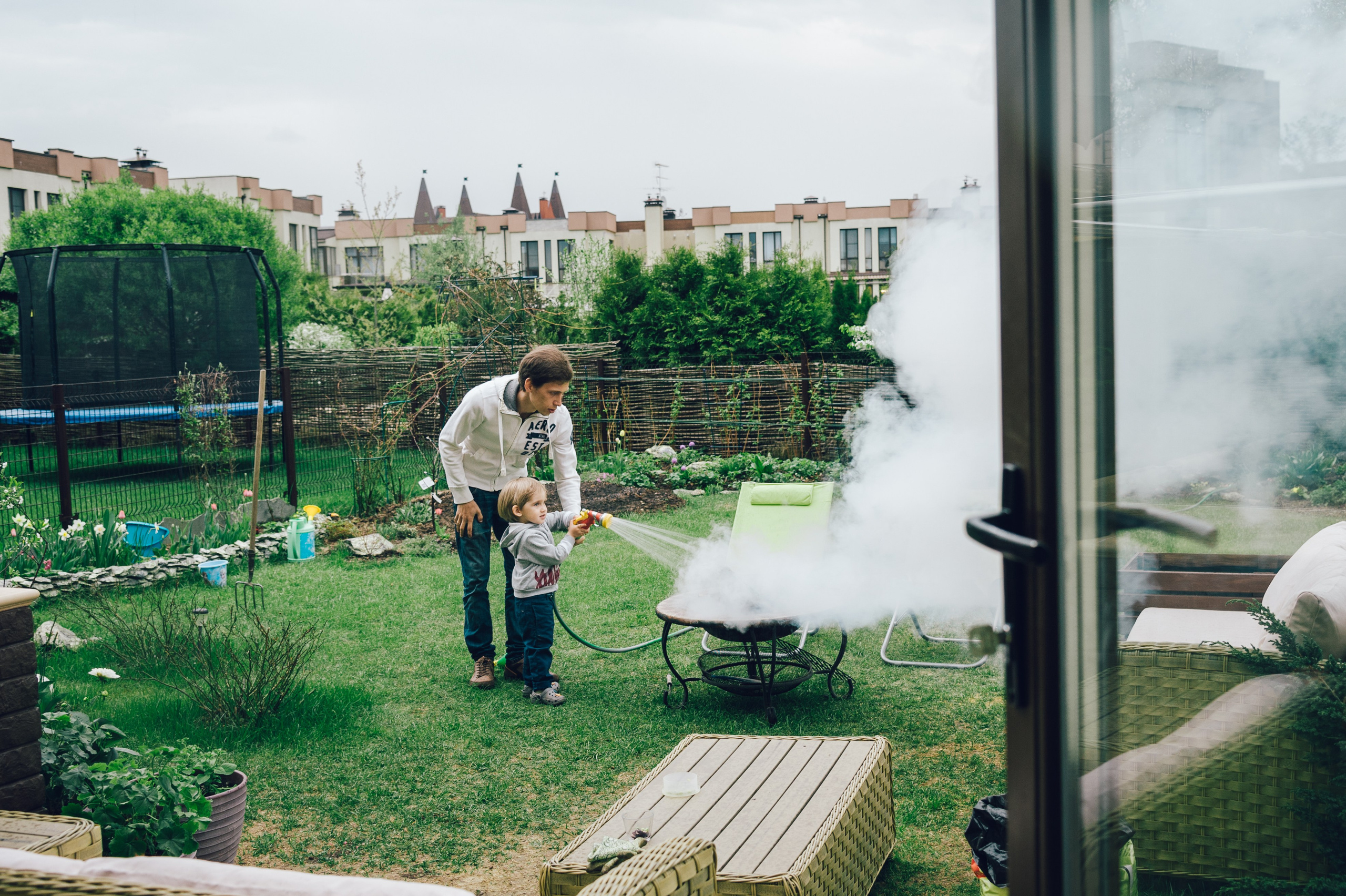 Лето располагает ко всяким резвостям и дерзостям на свежем воздухе. Зовите нас в на съемки в свои загородные резиденции!. Семейный фотограф в Москве Елена Снегирева