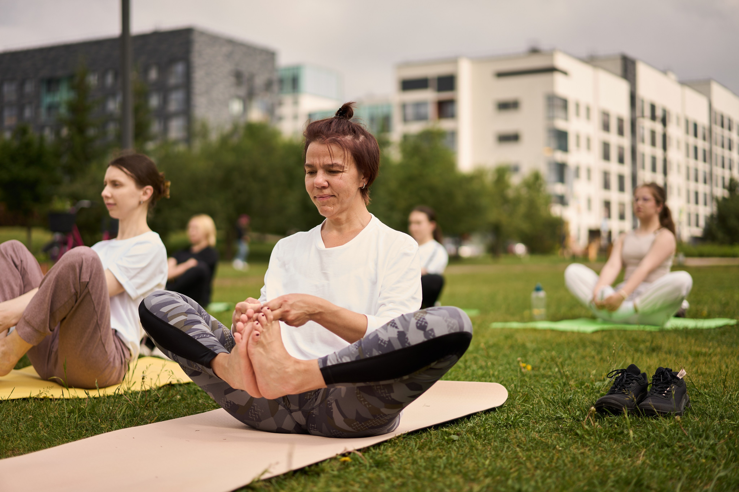 Репортажная съемка занятия йоги в парке. Фотограф Екатеринбург Кокшарова Александра