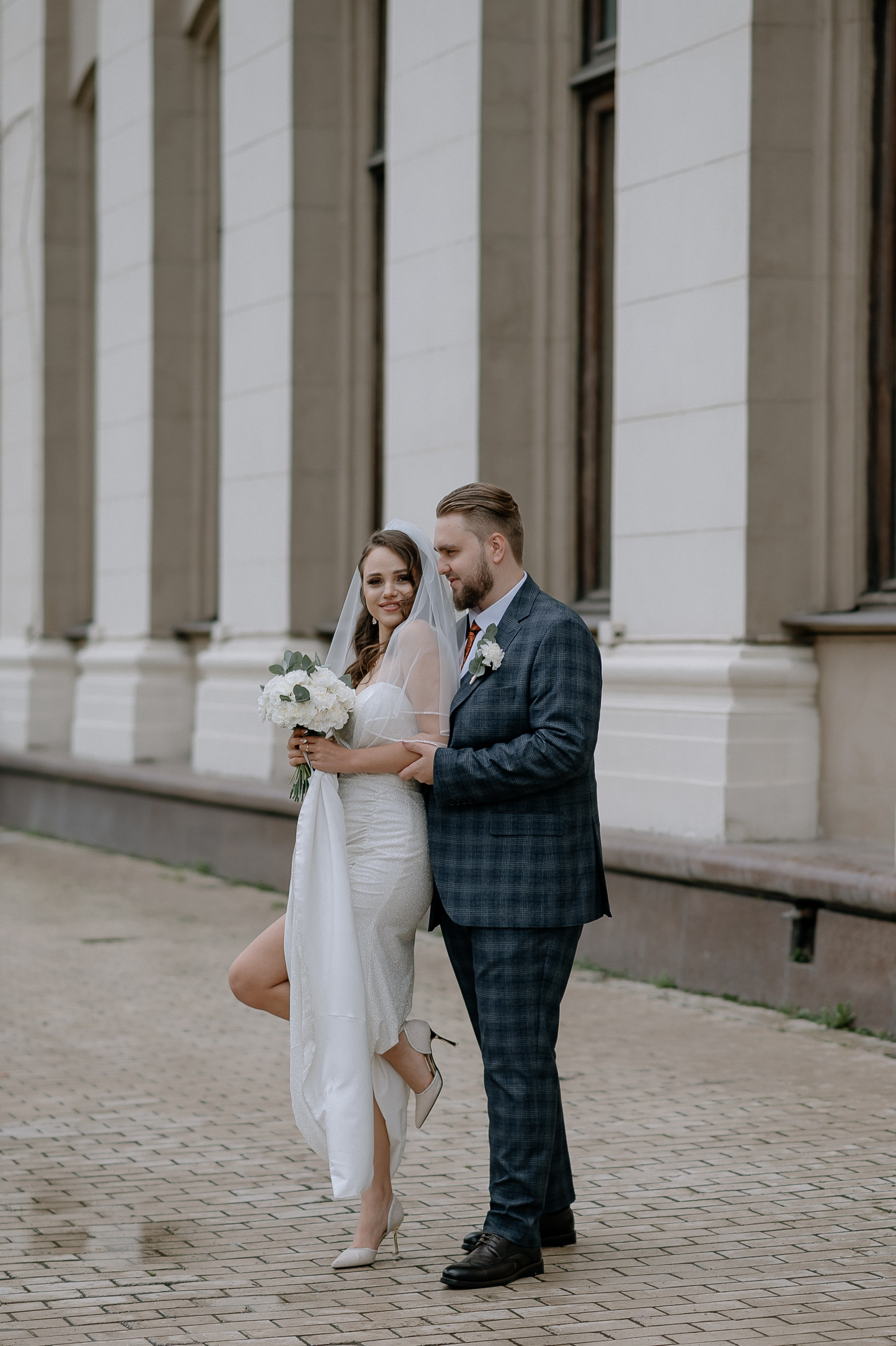 Свадебная прогулка около загса