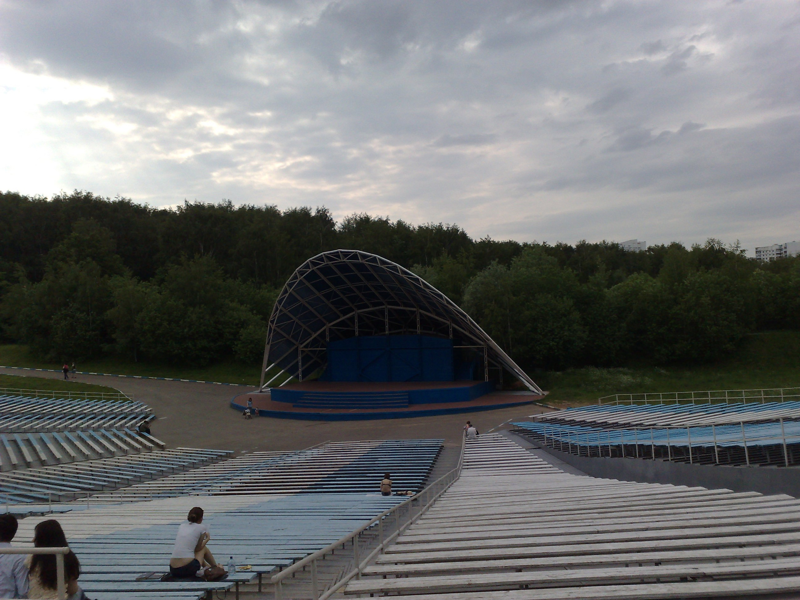 Зося на прогулке. Питомник китайских хохлатых собак Poale Ell: купить щенка в питомнике