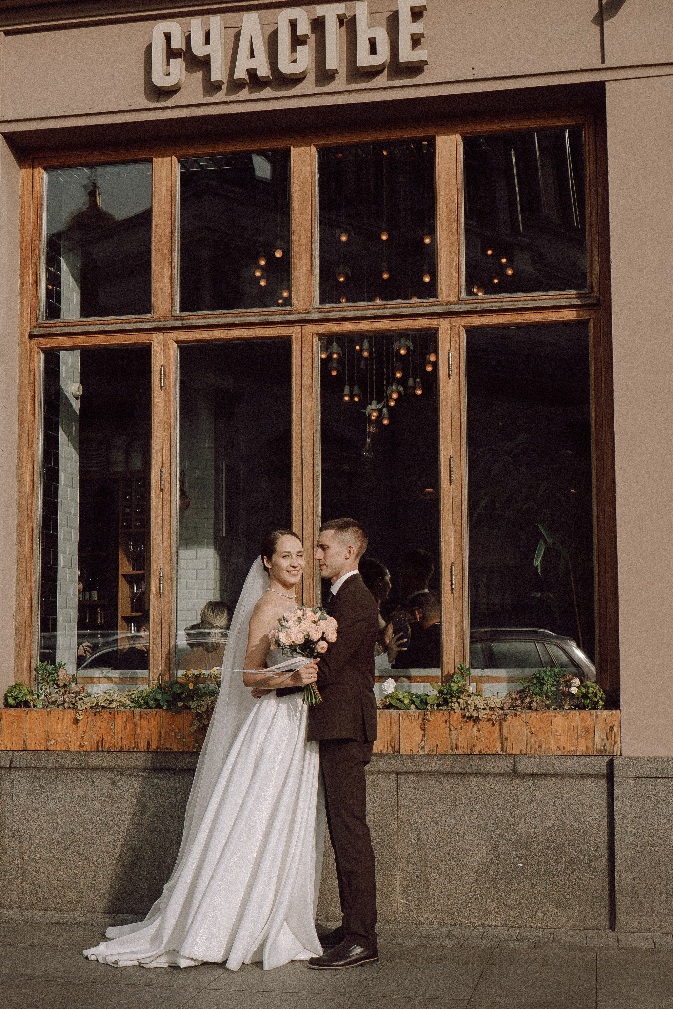 СВАДЕБНАЯ ПРОГУЛКА В САНТК-ПЕТЕРБУРГЕ (ИСАКИЕВСКИЙ СОБОР, ЗИМНЯЯ КАНАВКА, ЭРМИТАЖ И БОЛЬШАЯ МОРСКАЯ УЛИЦА). Профессиональный фотограф, Санкт-Петербург — Виктория Богомолова