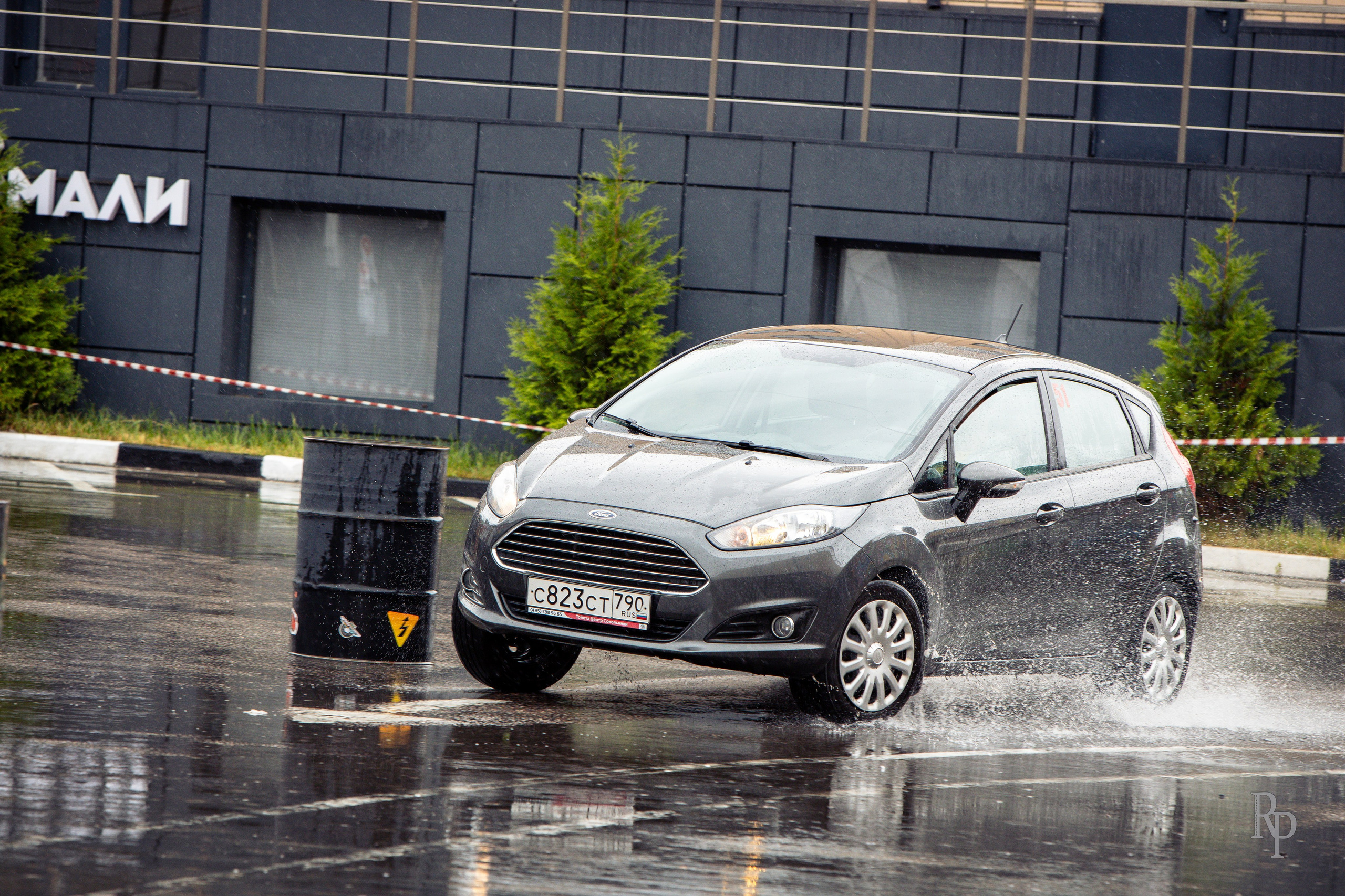 SHOWDOWN. Rusty Photographer