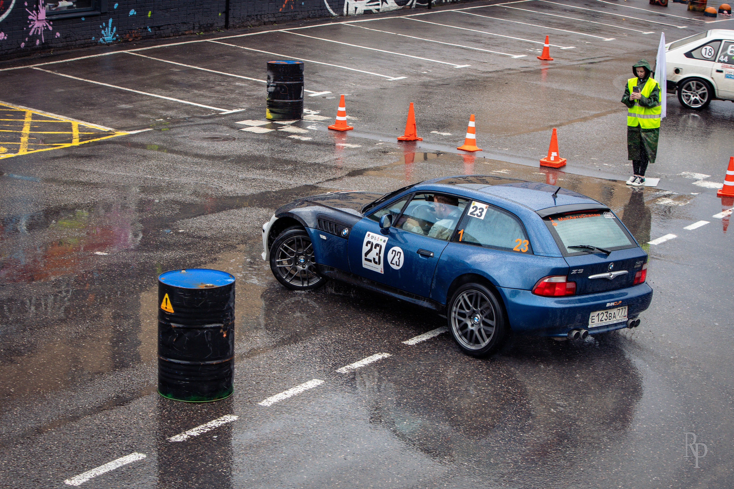 SHOWDOWN. Rusty Photographer