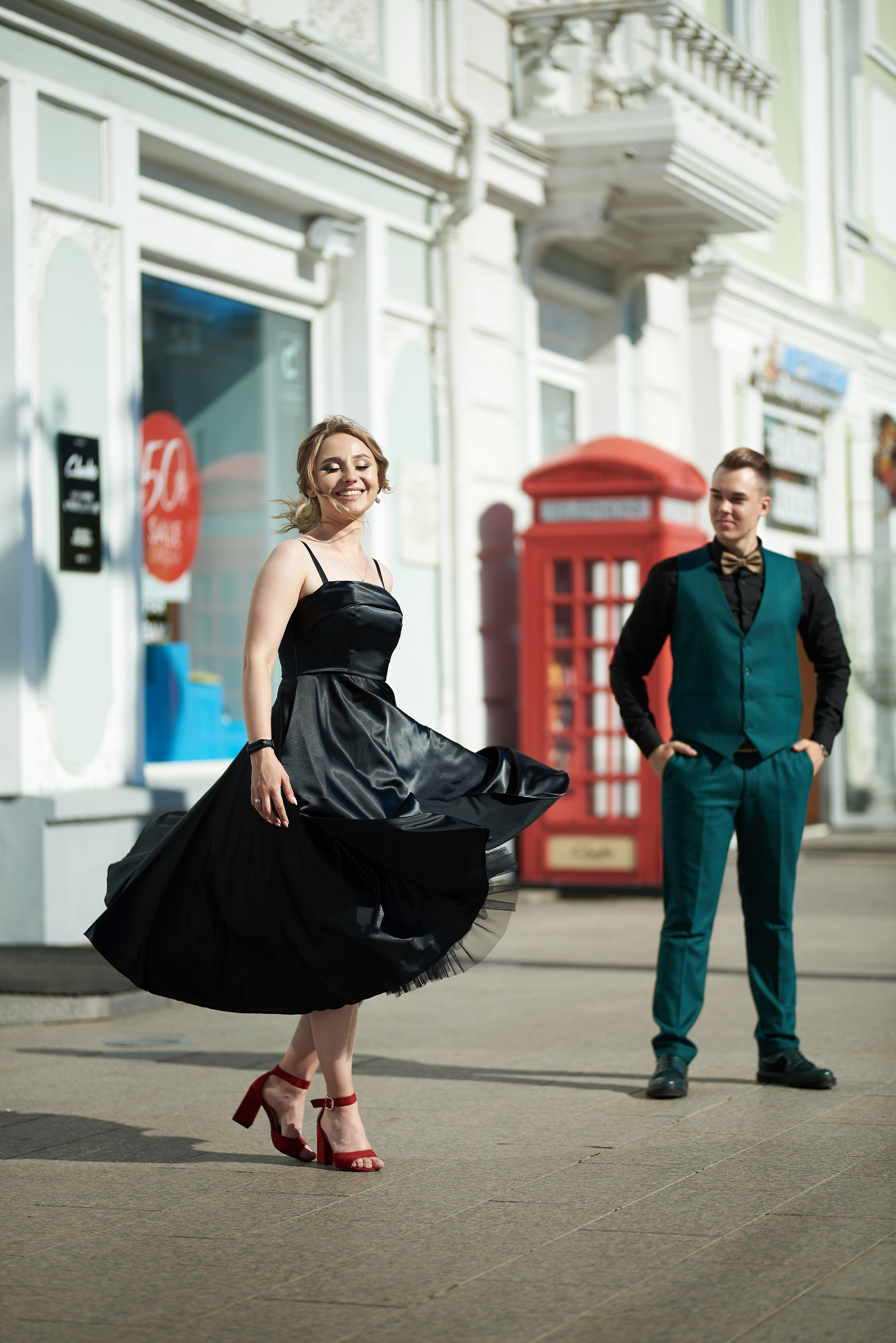 Девушка кружится на улице.