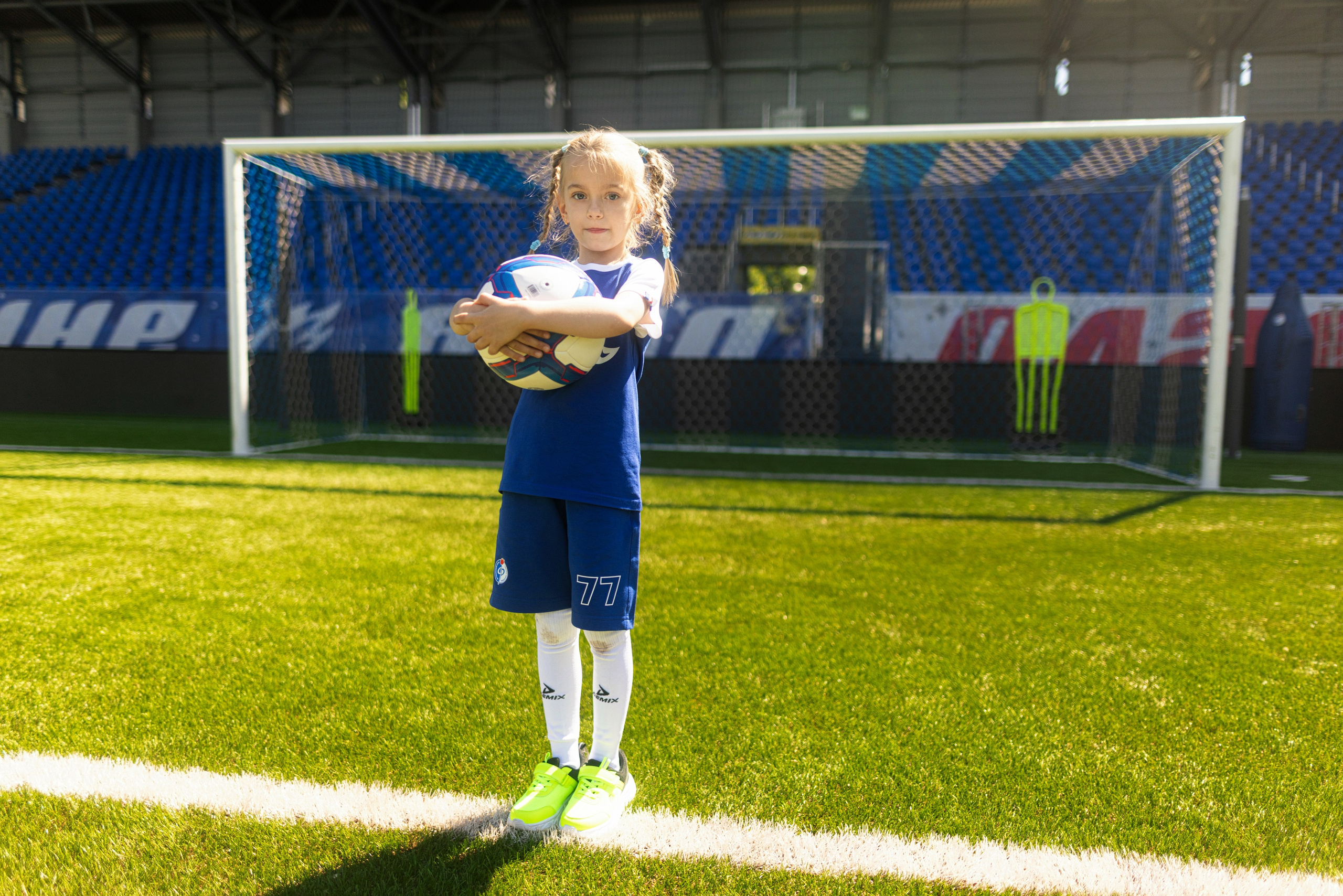 Детский портрет с Алисой на футбольном стадионе. Дмитрий Шульгин, портретный фотограф в Воронеже