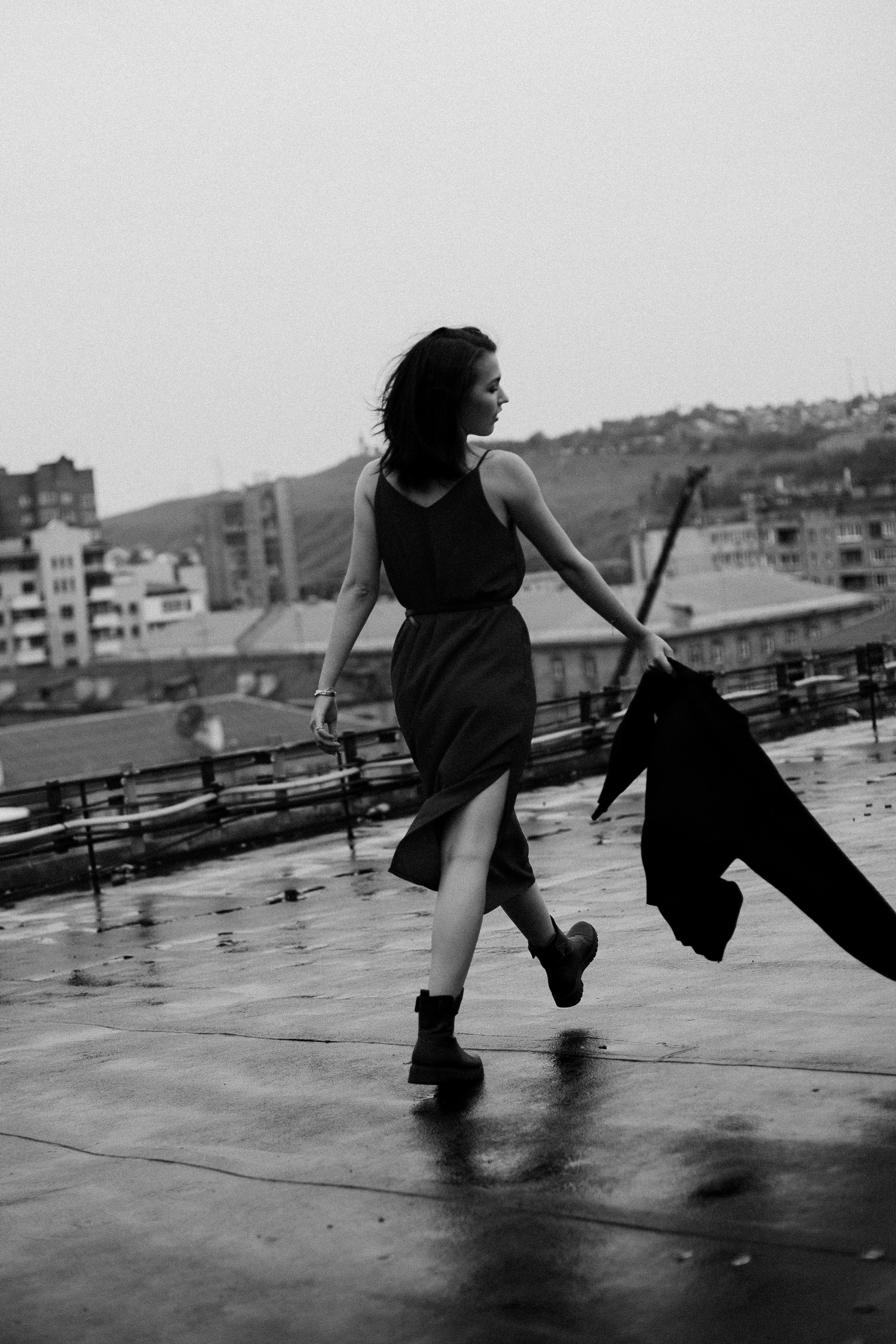 Черно-белая женская фотосессия на крыше в Красноярске
