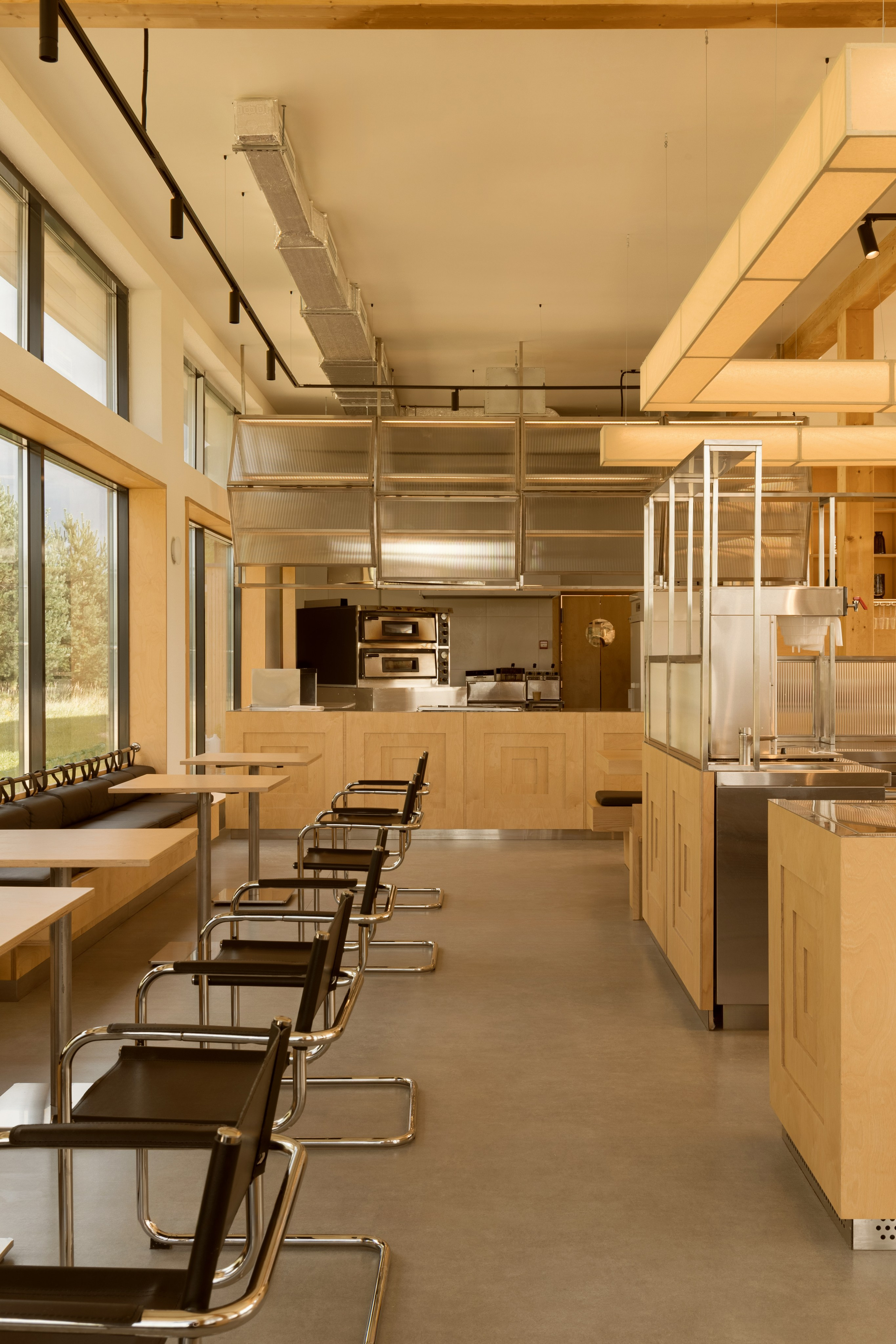 Модернистское кафе-пиццерия на природе: проект FruitDesign с акцентом на созерцание. Интерьерный фотограф в Нижнем Новгороде и Москве Владимир Гудков