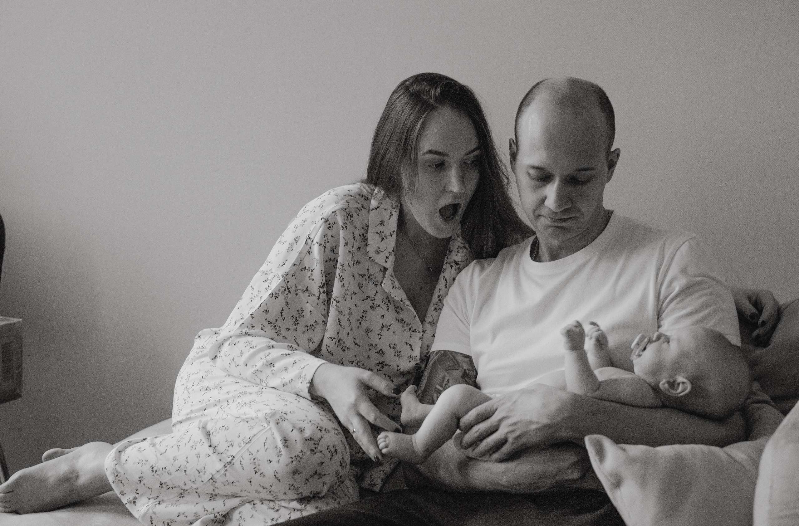 Семейная домашняя фотосессия. Профессиональный фотограф беременности в СПБ. Стильные фотосессии беременности в стиле минимализм и классическая фотография