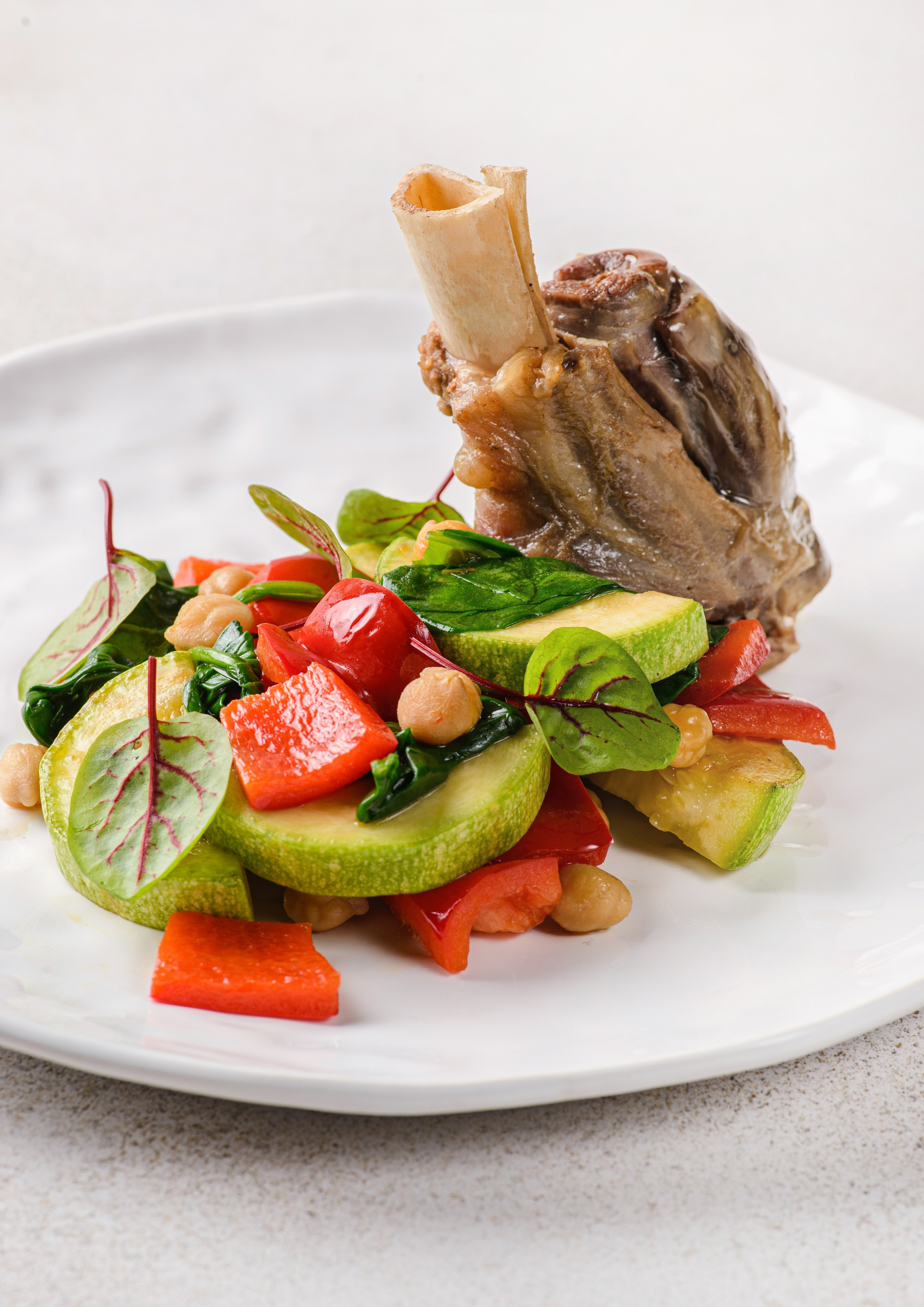 Голень барашка с овощами