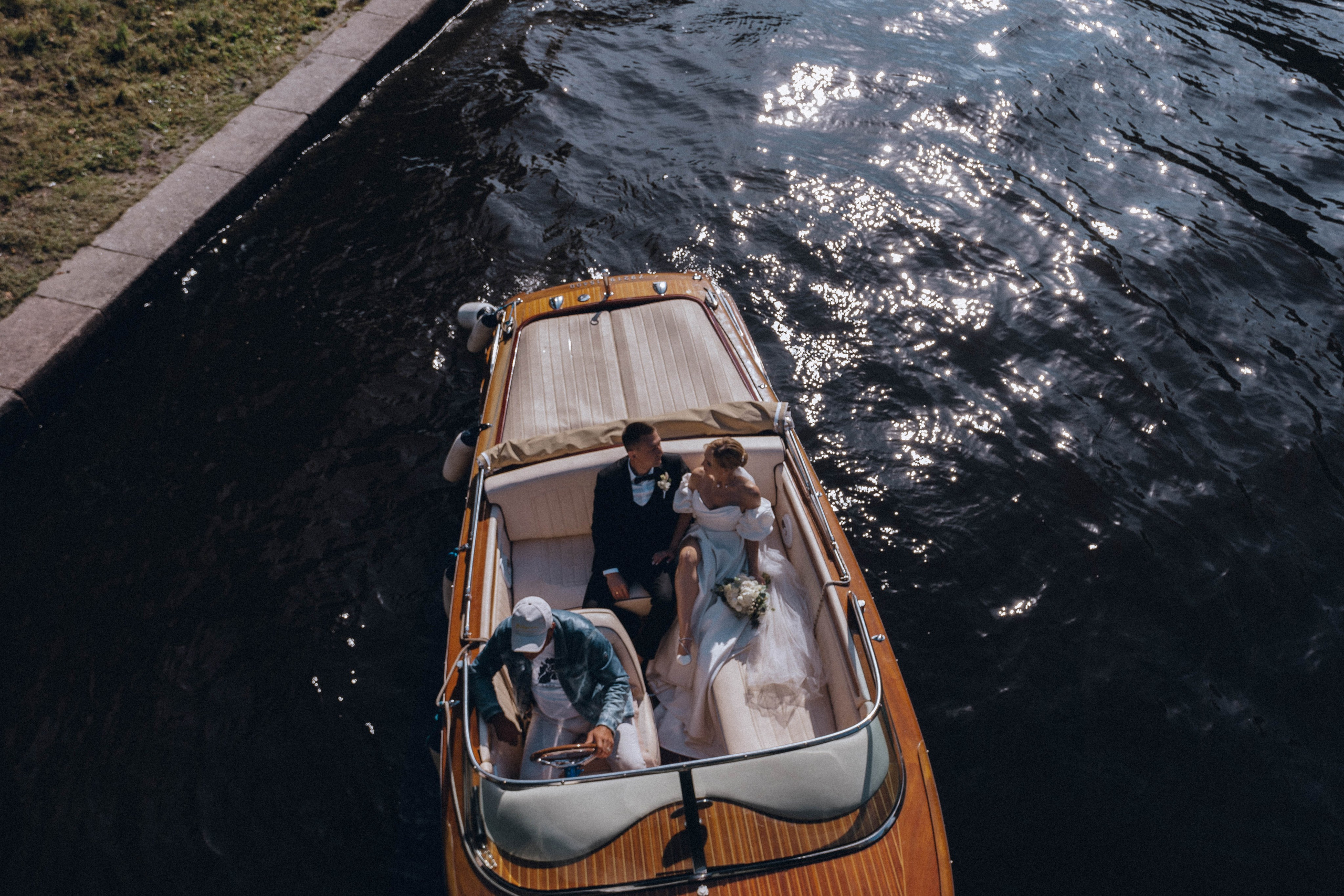 СВАДЕНБНАЯ СЬЕМКА НА КАТЕРЕ ПО КАНАЛАМ САНКТ-ПЕТЕРБУРГА И В АКВАТОРИИ НЕВЫ. Профессиональный фотограф, Санкт-Петербург — Виктория Богомолова