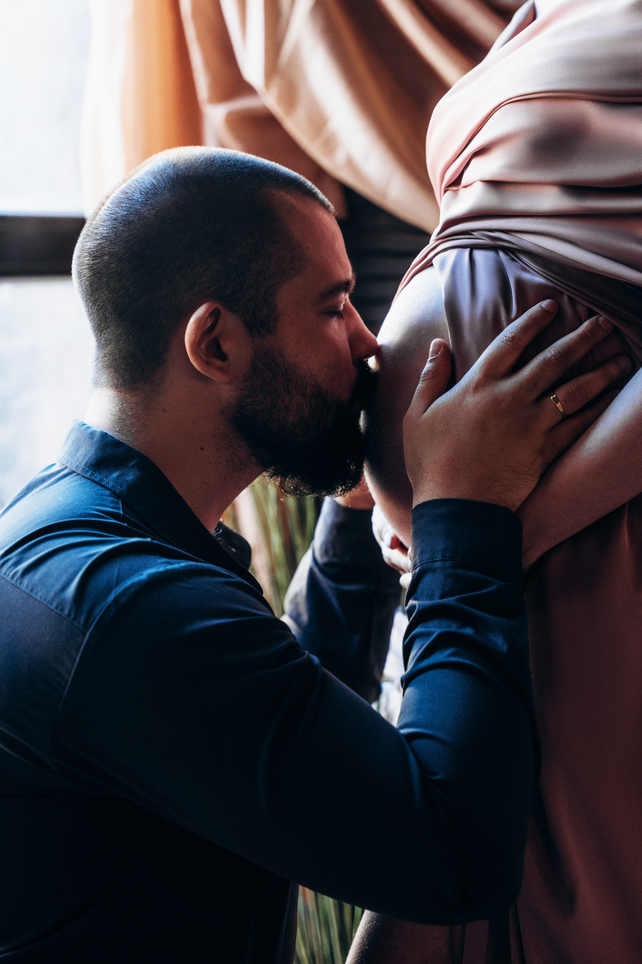 Мария и Никита — фотосессия беременности в интерьерном зале. Фотограф беременных в СПб — Елена Александрова