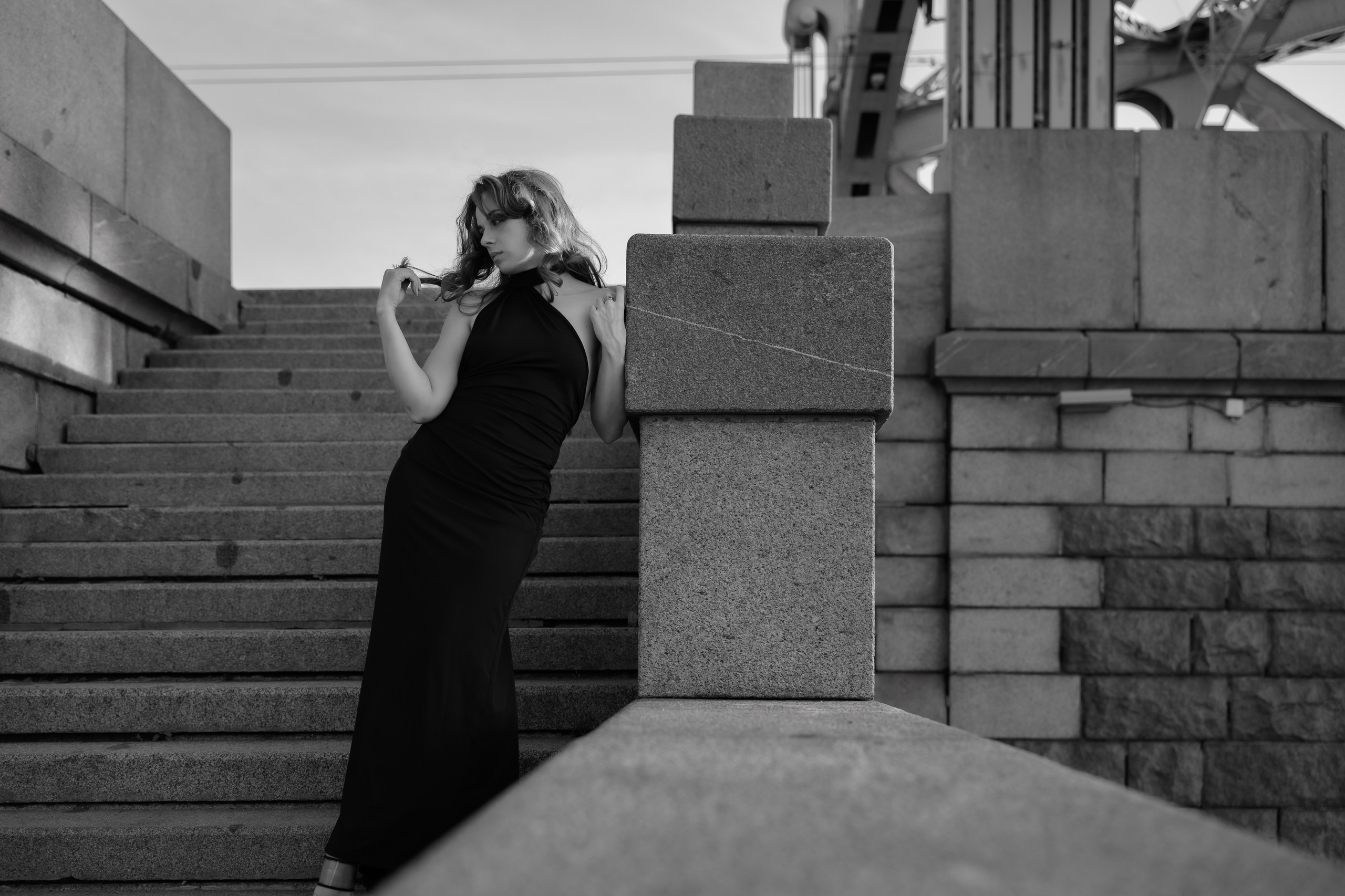 Фотосъемка в Санкт-Петербурге. Белые ночи. Пленэр. Большеохтинский мост. Девушка на лестнице в задумчивости теребит свой локон