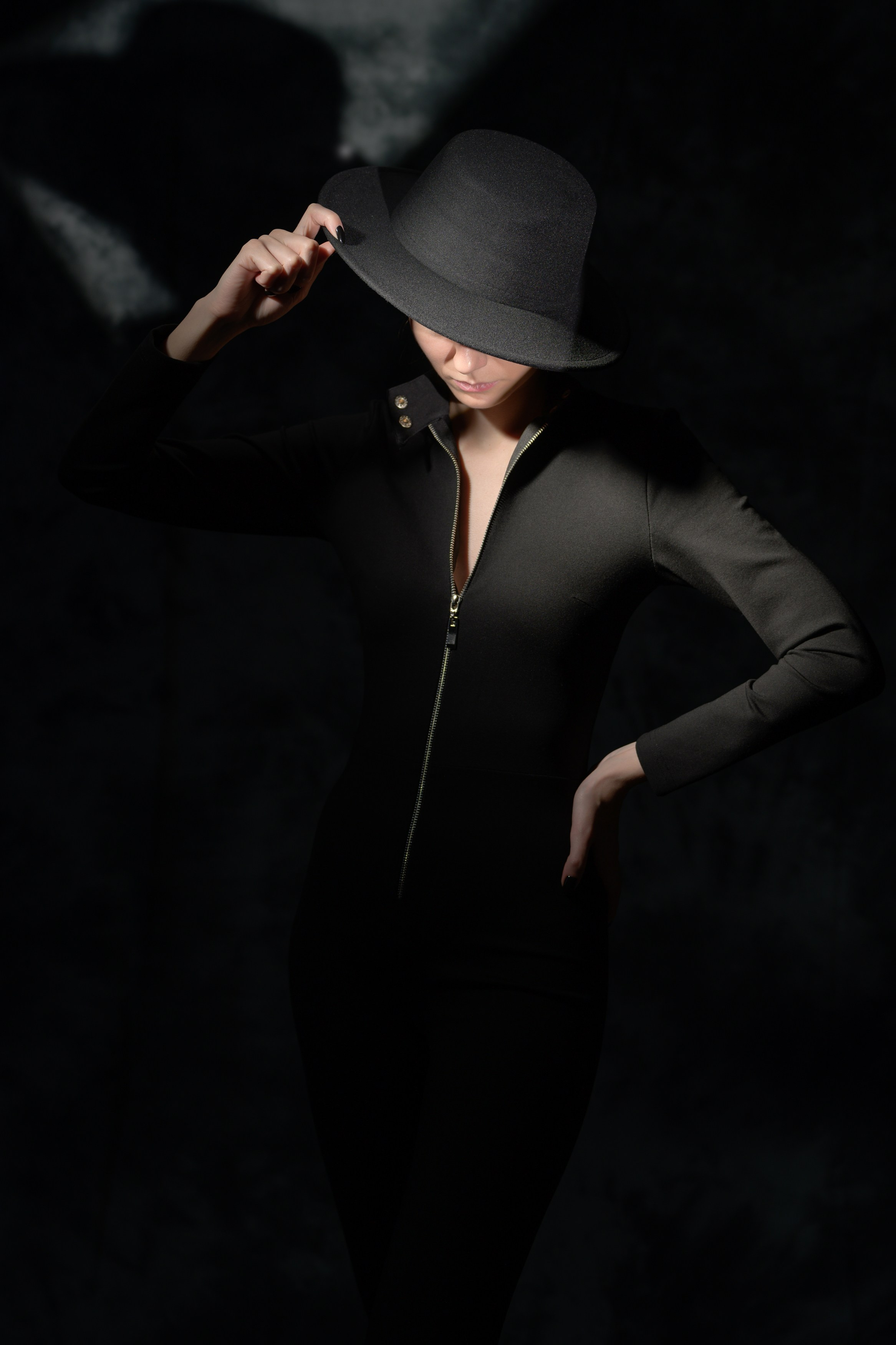 Цветная фотография. Портрет. Девушка в шляпе. Снято с постоянным светом в студии.